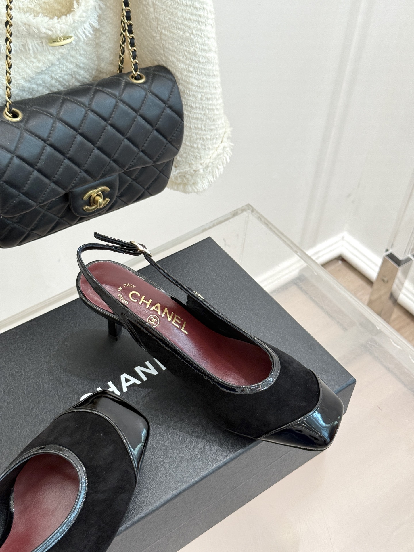 CHANE*｜小香26B新品拼色 中空高跟凉鞋 鞋柜百搭宝藏款 时髦精必入款 标志性双C五金点缀鞋身 中空露肤显纤细 细