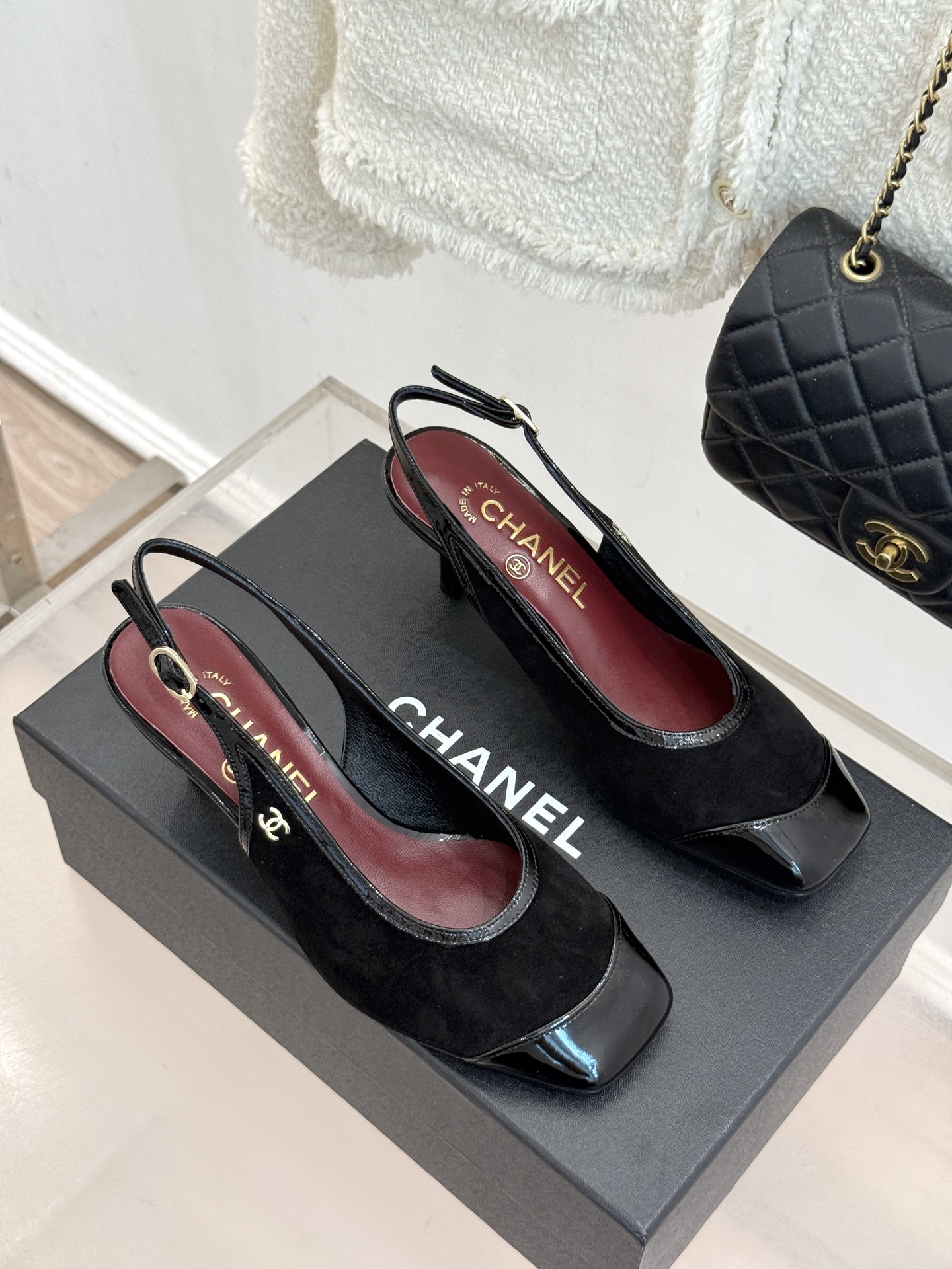 CHANE*｜小香26B新品拼色 中空高跟凉鞋 鞋柜百搭宝藏款 时髦精必入款 标志性双C五金点缀鞋身 中空露肤显纤细 细