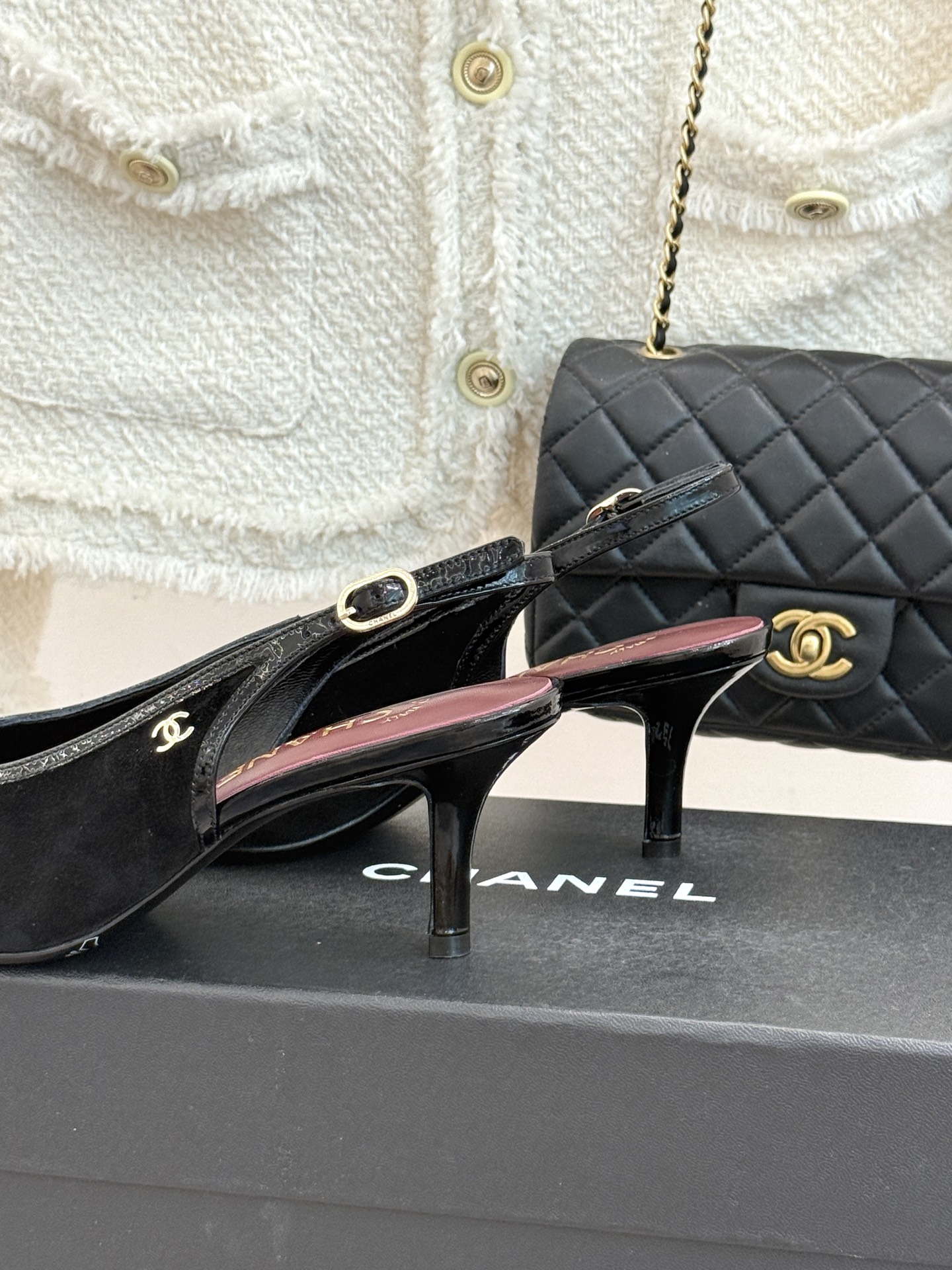 CHANE*｜小香26B新品拼色 中空高跟凉鞋 鞋柜百搭宝藏款 时髦精必入款 标志性双C五金点缀鞋身 中空露肤显纤细 细
