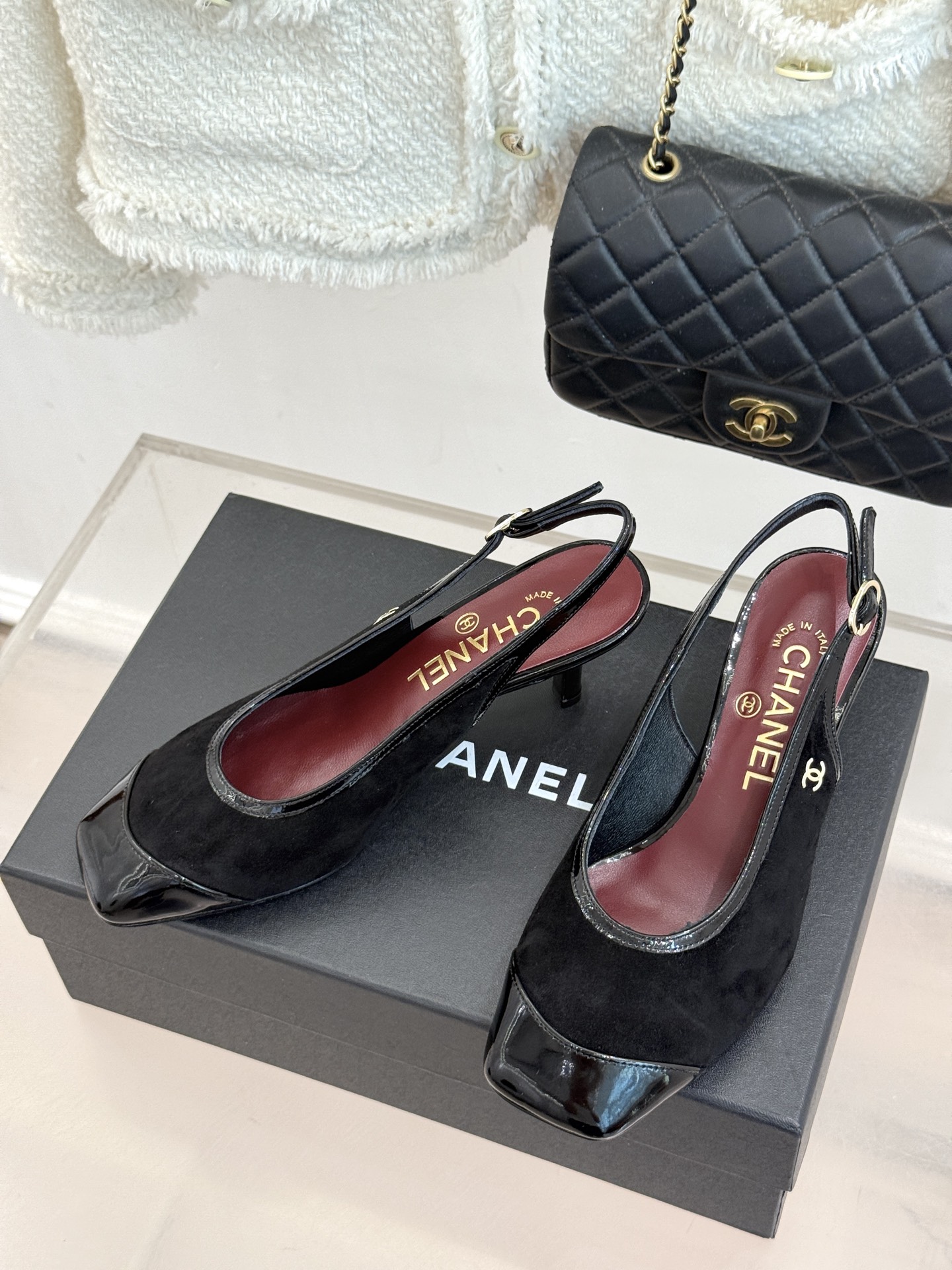 CHANE*｜小香26B新品拼色 中空高跟凉鞋 鞋柜百搭宝藏款 时髦精必入款 标志性双C五金点缀鞋身 中空露肤显纤细 细
