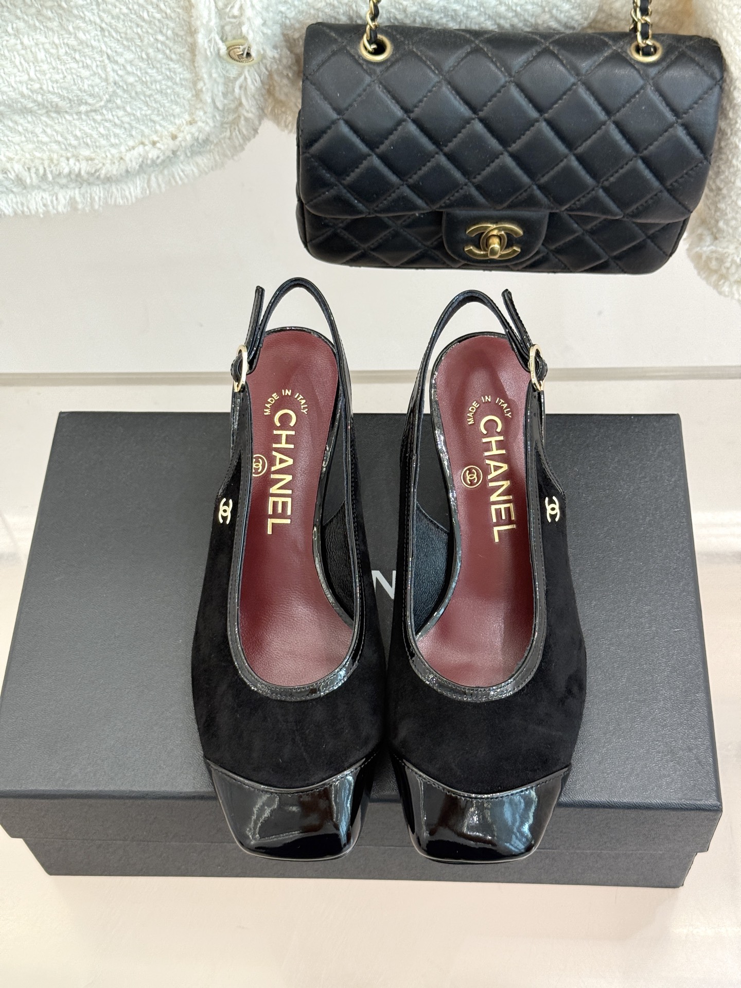 CHANE*｜小香26B新品拼色 中空高跟凉鞋 鞋柜百搭宝藏款 时髦精必入款 标志性双C五金点缀鞋身 中空露肤显纤细 细