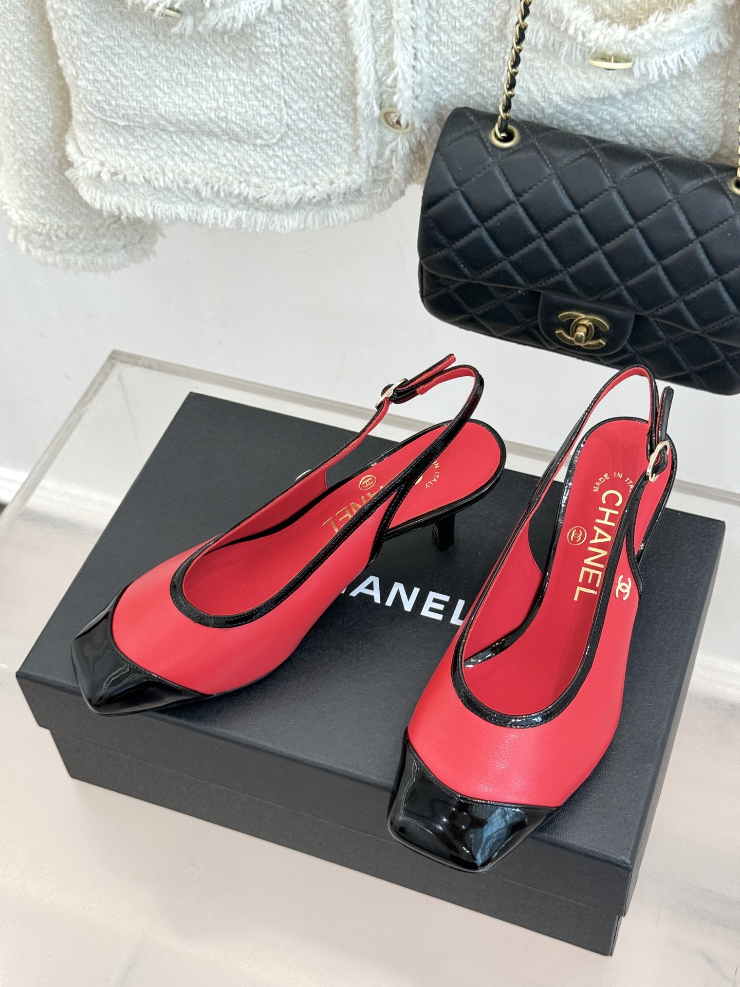 CHANE*｜小香26B新品拼色 中空高跟凉鞋 鞋柜百搭宝藏款 时髦精必入款 标志性双C五金点缀鞋身 中空露肤显纤细 细
