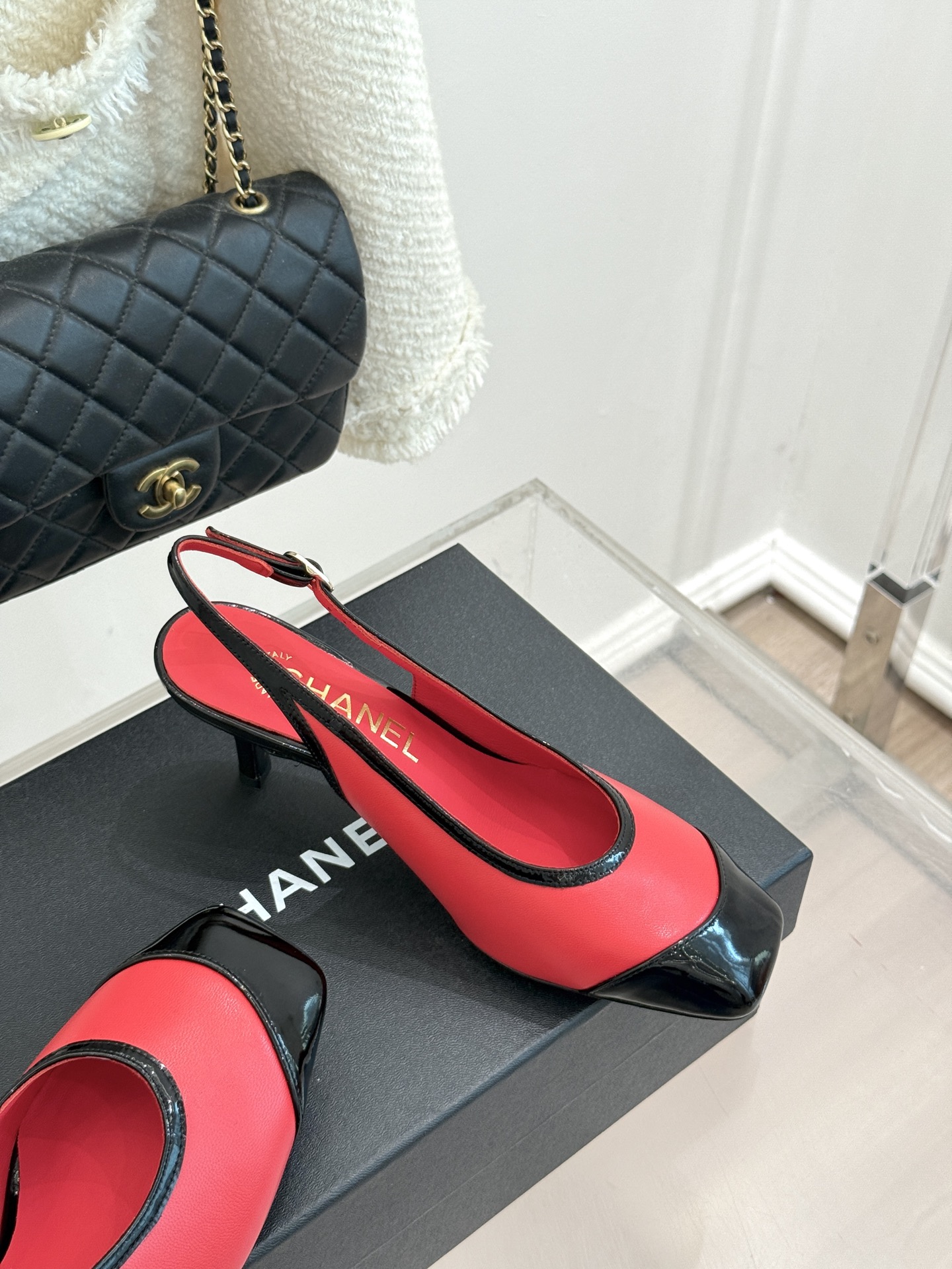 CHANE*｜小香26B新品拼色 中空高跟凉鞋 鞋柜百搭宝藏款 时髦精必入款 标志性双C五金点缀鞋身 中空露肤显纤细 细