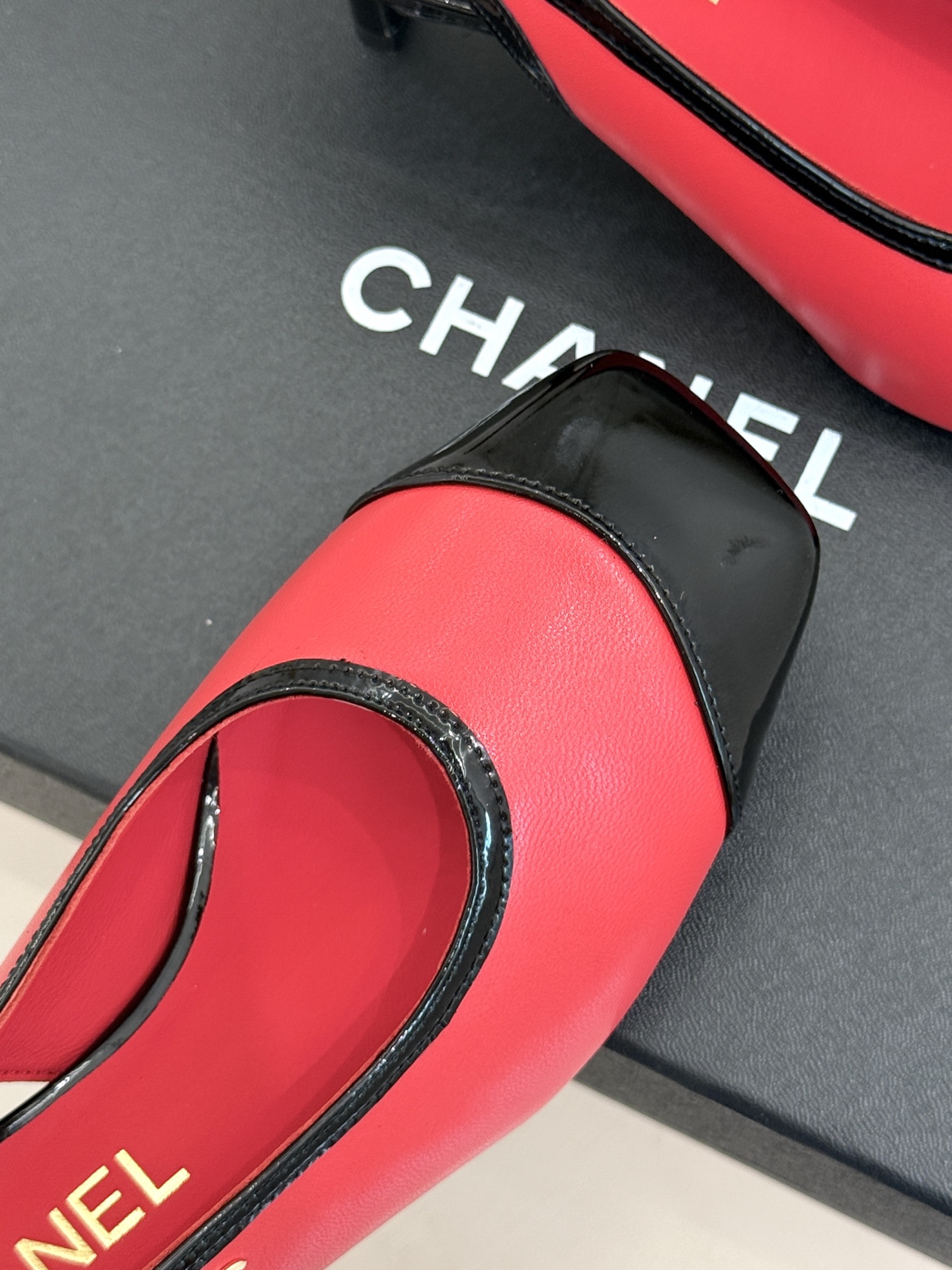CHANE*｜小香26B新品拼色 中空高跟凉鞋 鞋柜百搭宝藏款 时髦精必入款 标志性双C五金点缀鞋身 中空露肤显纤细 细