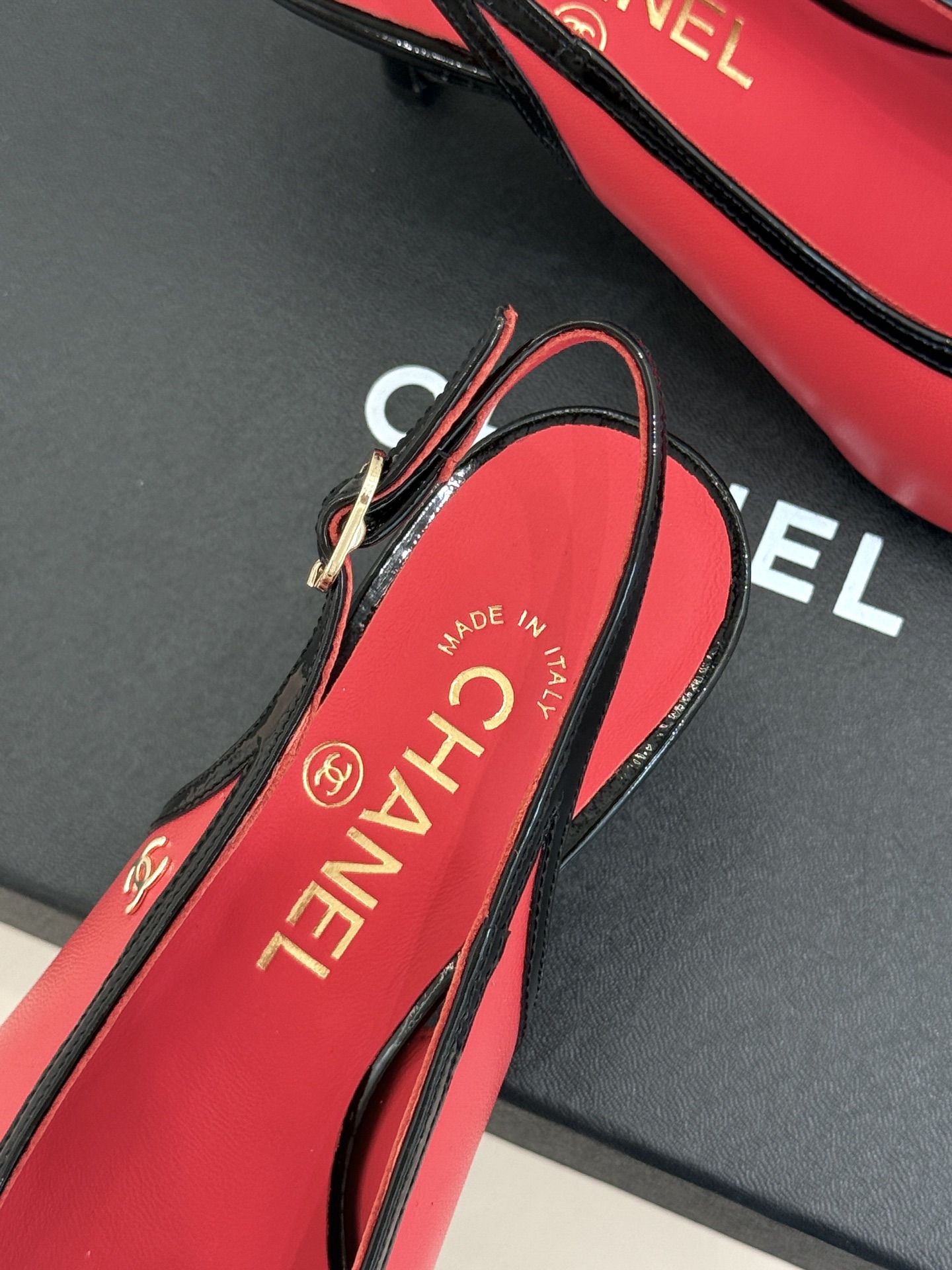 CHANE*｜小香26B新品拼色 中空高跟凉鞋 鞋柜百搭宝藏款 时髦精必入款 标志性双C五金点缀鞋身 中空露肤显纤细 细
