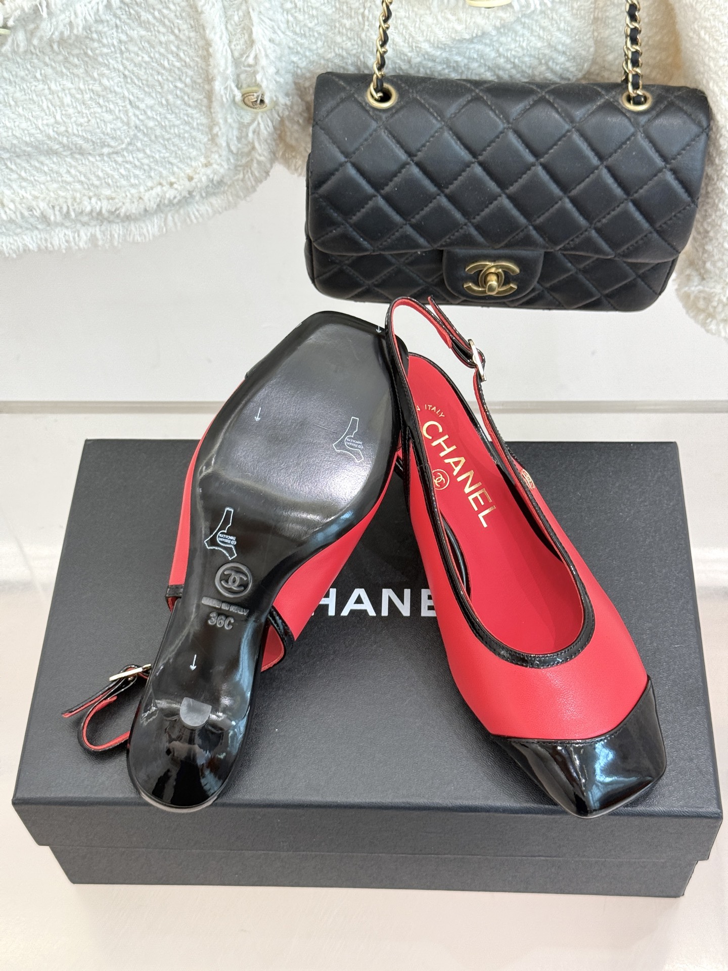 CHANE*｜小香26B新品拼色 中空高跟凉鞋 鞋柜百搭宝藏款 时髦精必入款 标志性双C五金点缀鞋身 中空露肤显纤细 细