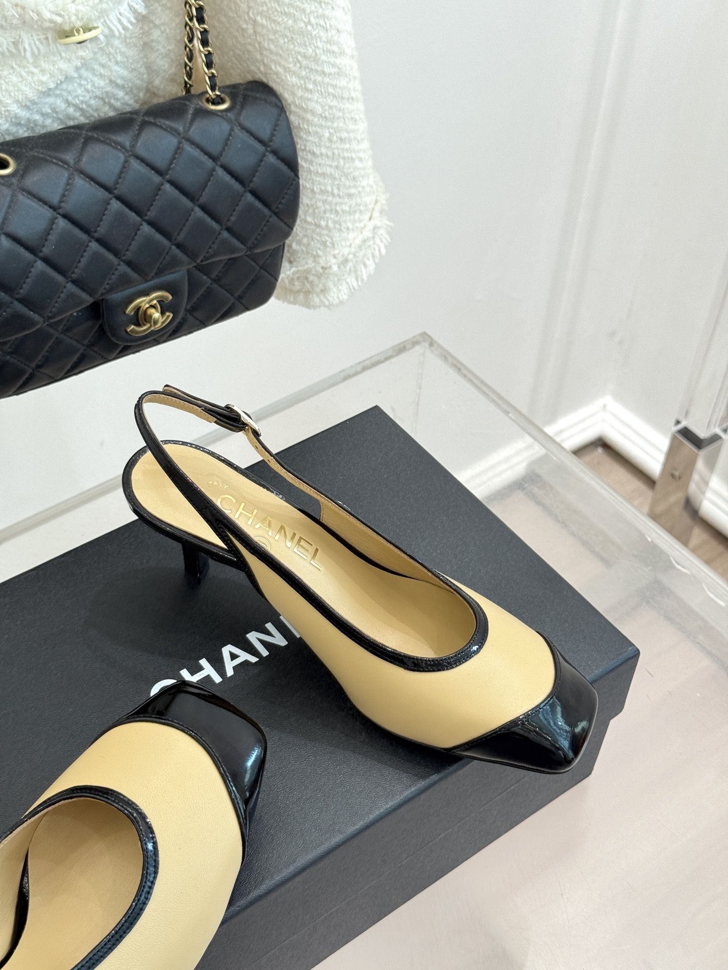 CHANE*|小香26B新品拼色 中空高跟凉鞋 鞋柜百搭宝藏款 时髦精必入款 标志性双C五金点缀鞋身 中空露肤显纤细 细 CHANE*|小香26B新品拼色 中空高跟凉鞋 鞋柜百搭宝藏款 时髦精必入款 标志性双C五金点缀鞋身 中空露肤显纤细 细