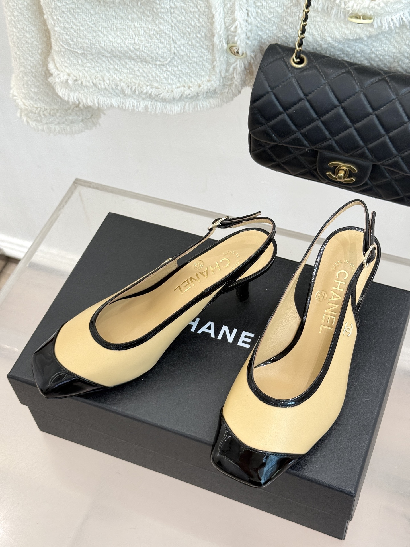 CHANE*|小香26B新品拼色 中空高跟凉鞋 鞋柜百搭宝藏款 时髦精必入款 标志性双C五金点缀鞋身 中空露肤显纤细 细 CHANE*|小香26B新品拼色 中空高跟凉鞋 鞋柜百搭宝藏款 时髦精必入款 标志性双C五金点缀鞋身 中空露肤显纤细 细