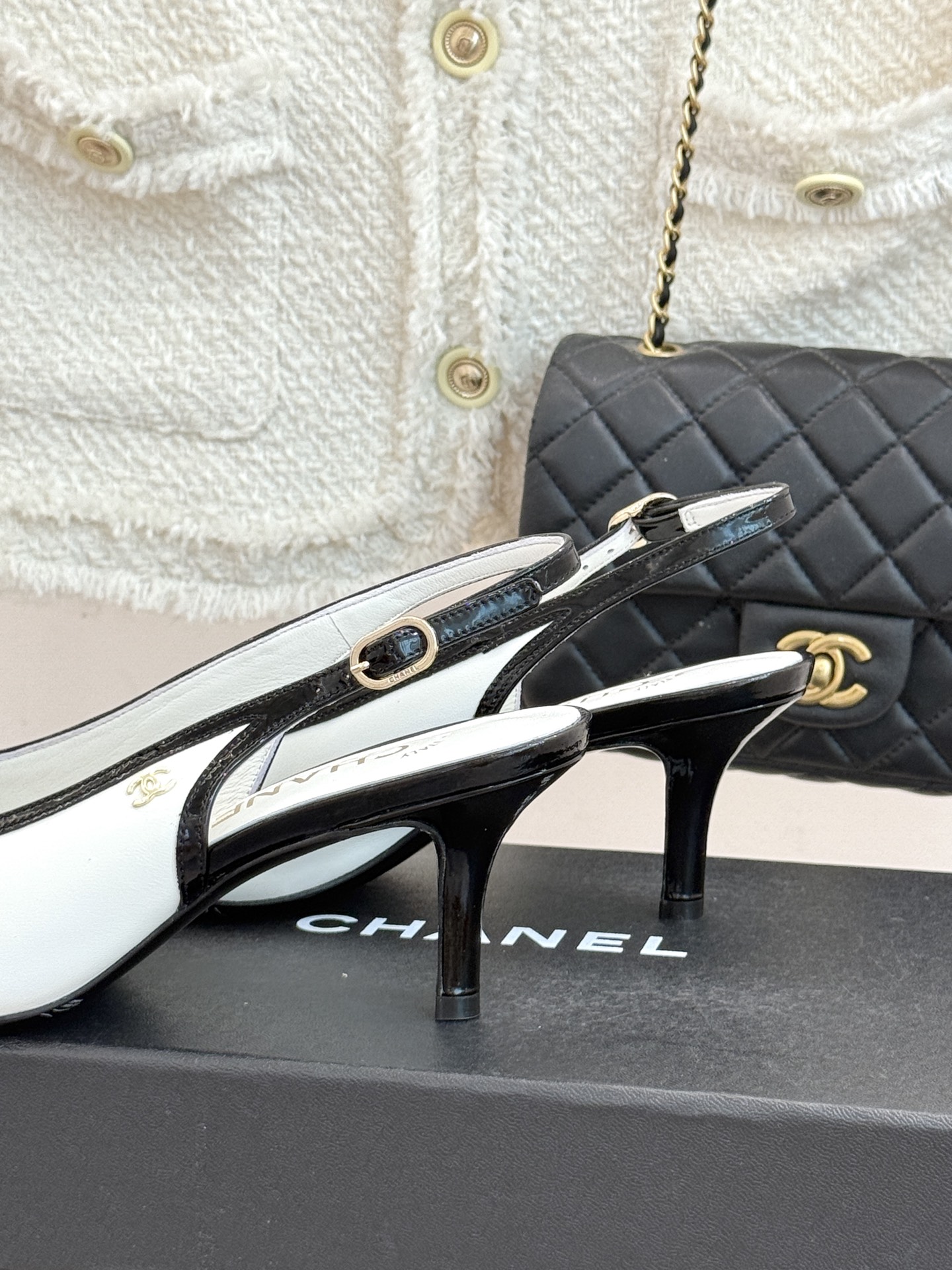 CHANE*|小香26B新品拼色 中空高跟凉鞋 鞋柜百搭宝藏款 时髦精必入款 标志性双C五金点缀鞋身 中空露肤显纤细 细 CHANE*|小香26B新品拼色 中空高跟凉鞋 鞋柜百搭宝藏款 时髦精必入款 标志性双C五金点缀鞋身 中空露肤显纤细 细