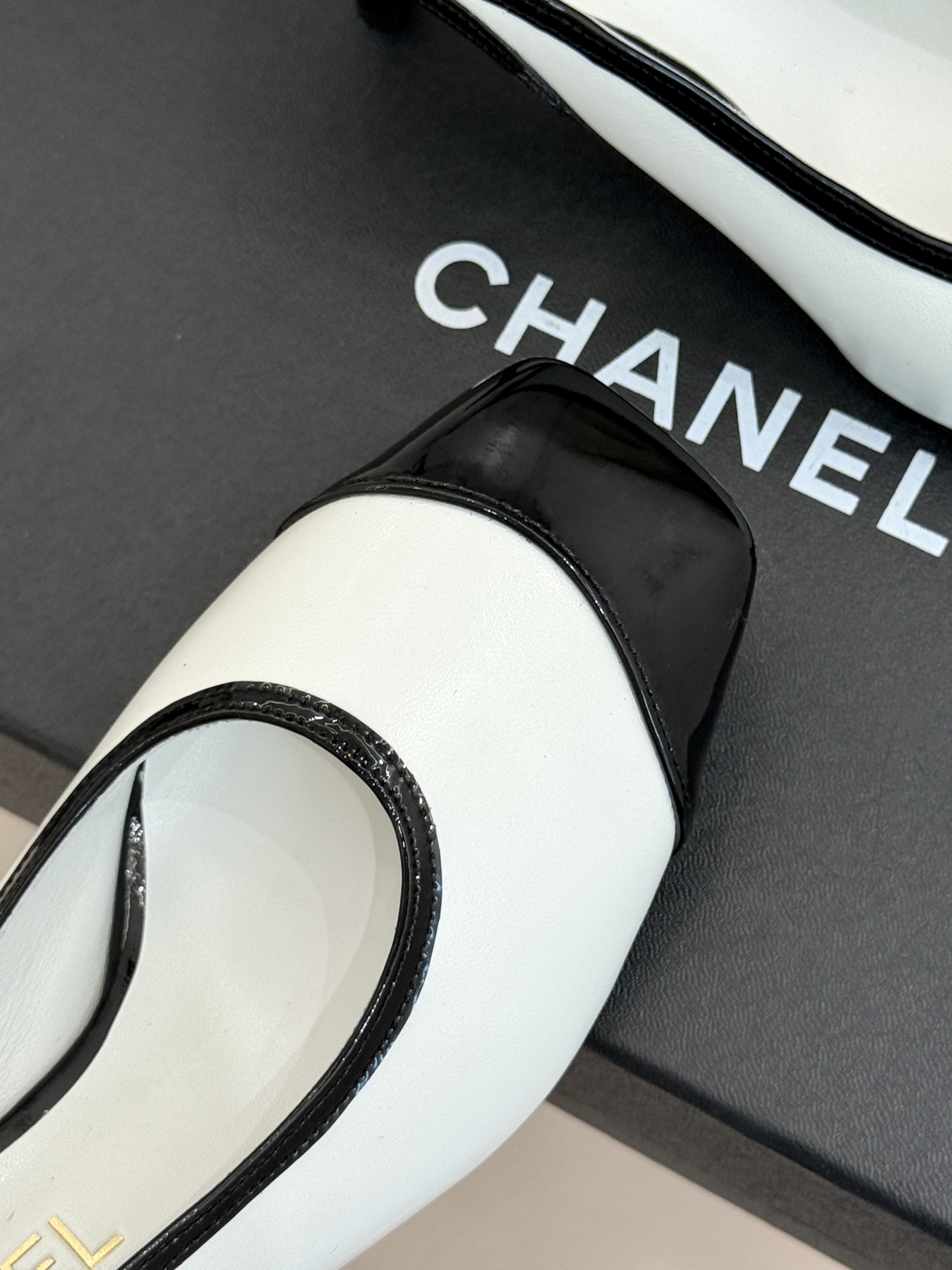 CHANE*|小香26B新品拼色 中空高跟凉鞋 鞋柜百搭宝藏款 时髦精必入款 标志性双C五金点缀鞋身 中空露肤显纤细 细 CHANE*|小香26B新品拼色 中空高跟凉鞋 鞋柜百搭宝藏款 时髦精必入款 标志性双C五金点缀鞋身 中空露肤显纤细 细