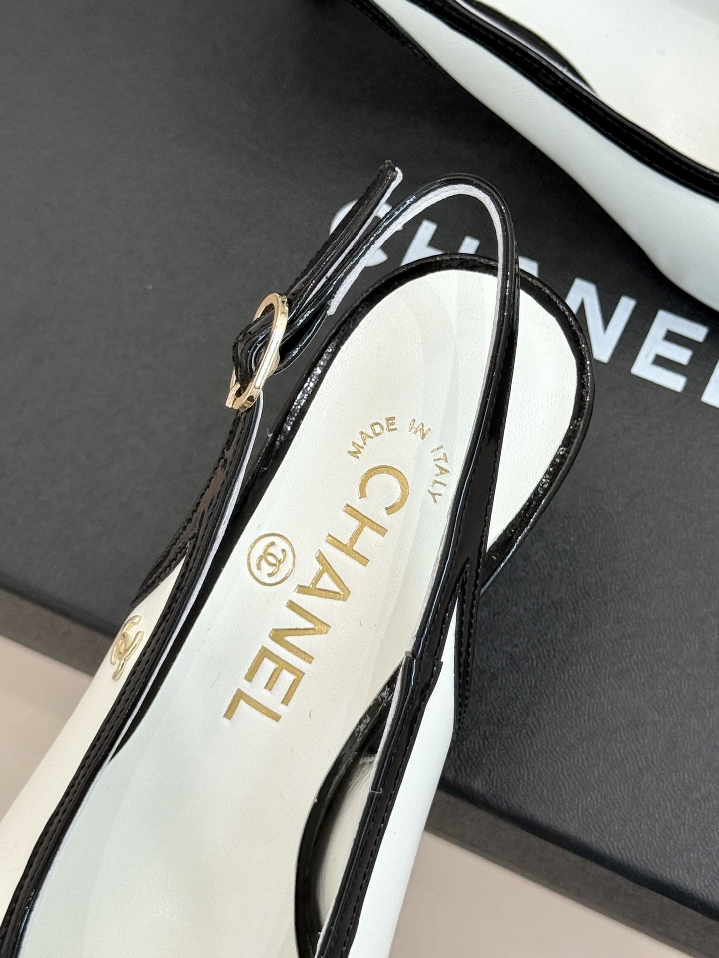 CHANE*|小香26B新品拼色 中空高跟凉鞋 鞋柜百搭宝藏款 时髦精必入款 标志性双C五金点缀鞋身 中空露肤显纤细 细 CHANE*|小香26B新品拼色 中空高跟凉鞋 鞋柜百搭宝藏款 时髦精必入款 标志性双C五金点缀鞋身 中空露肤显纤细 细