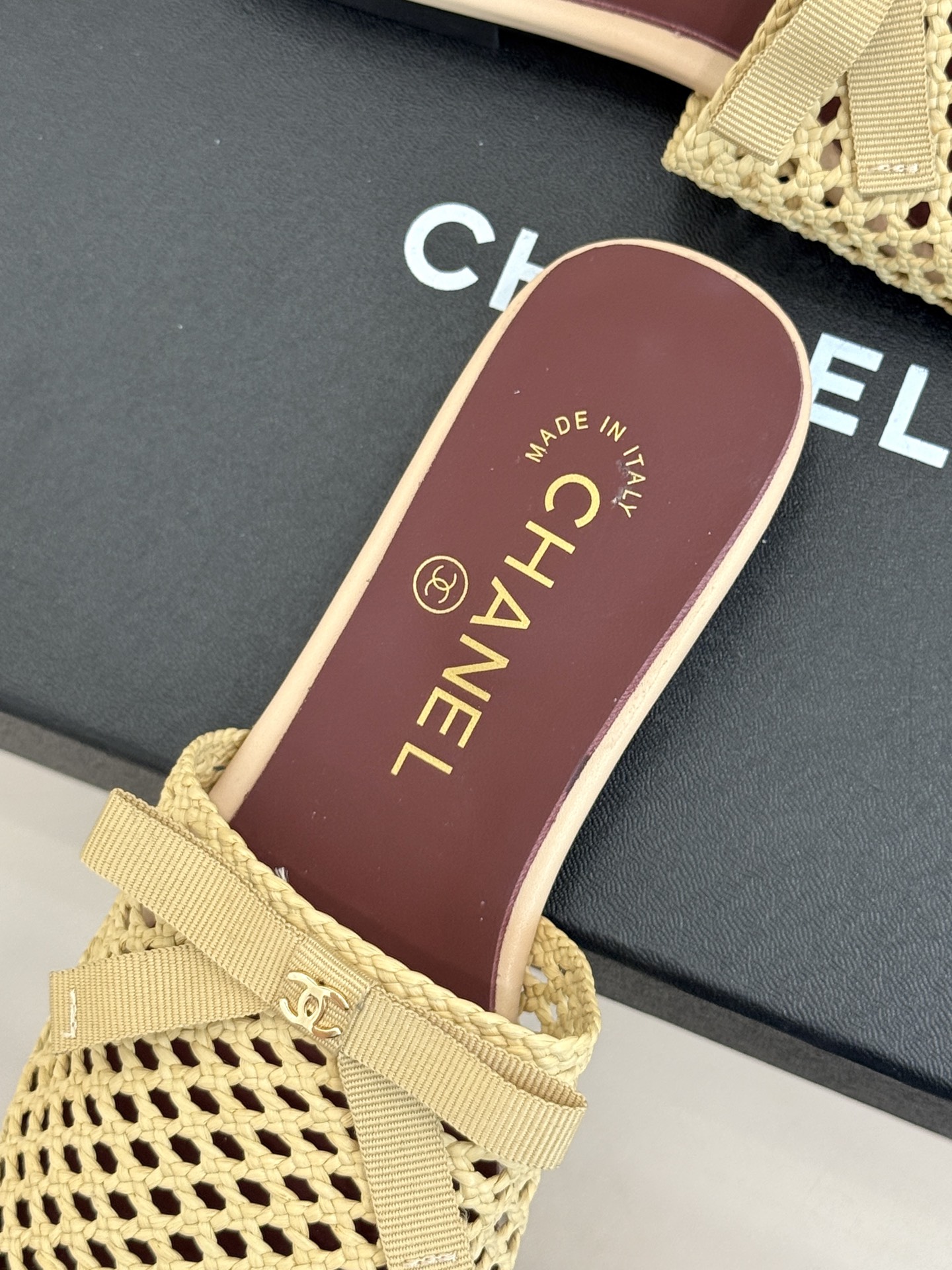 CHANE*｜小香26A双C蝴蝶结 编织镂空尖头穆勒半拖 法式优雅藏在每处细节 手工编织纹理精致独特 立体蝴蝶结灵动俏皮