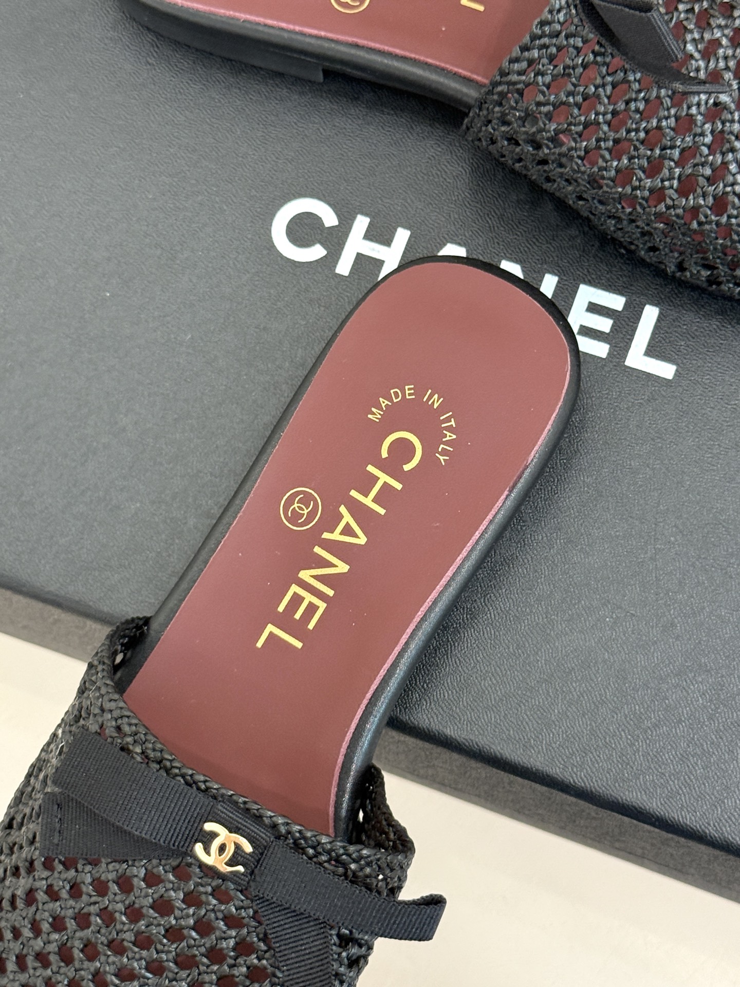 CHANE*|小香26A双C蝴蝶结 编织镂空尖头穆勒半拖 法式优雅藏在每处细节 手工编织纹理精致独特 立体蝴蝶结灵动俏皮 CHANE*|小香26A双C蝴蝶结 编织镂空尖头穆勒半拖 法式优雅藏在每处细节 手工编织纹理精致独特 立体蝴蝶结灵动俏皮