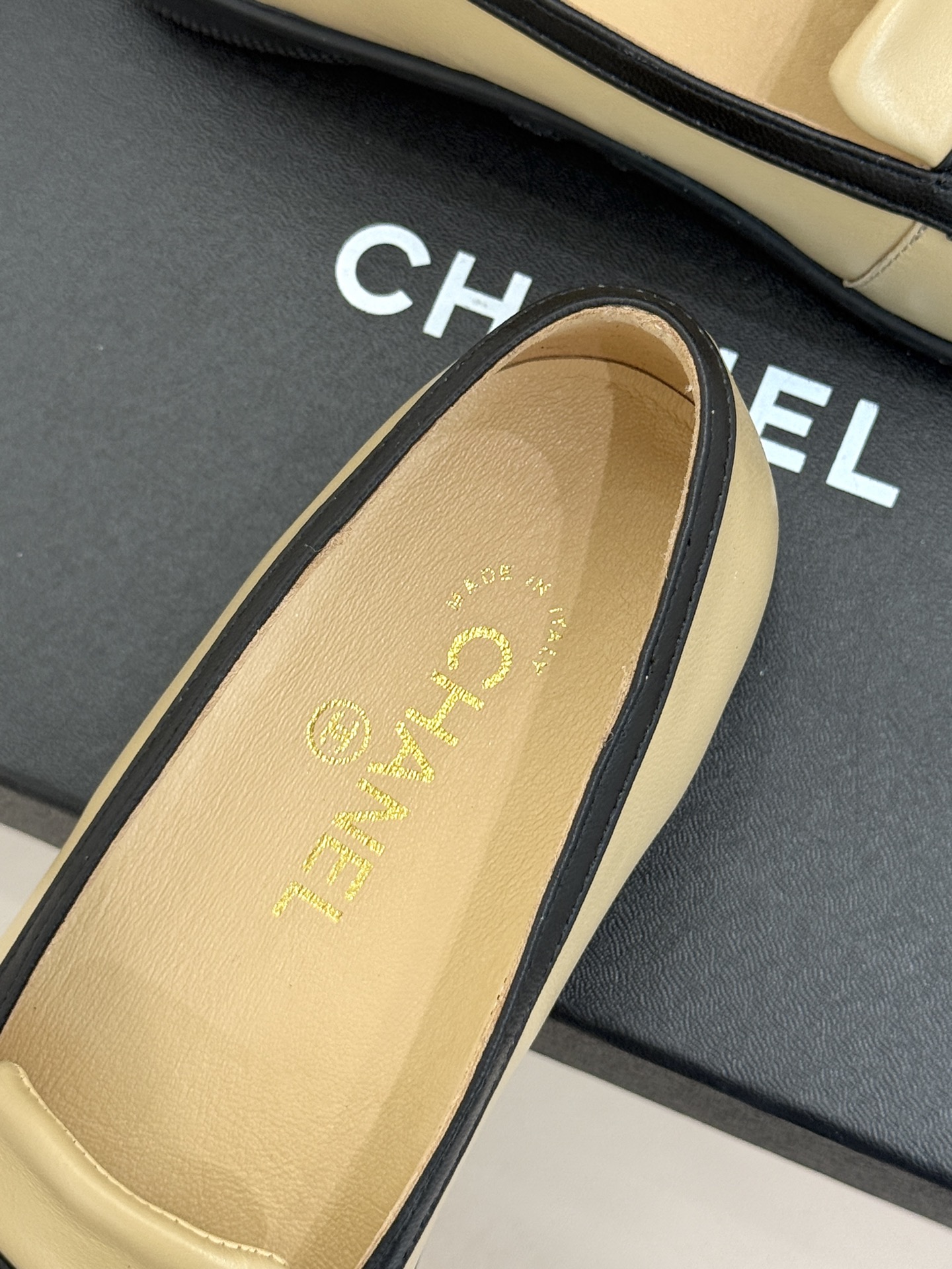 CHANE*|小香26B新品双C 方头休闲乐福鞋单鞋 春夏穿搭的宝藏单品 时髦精们人手必备 闭眼入绝不踩雷 满是法式高级 CHANE*|小香26B新品双C 方头休闲乐福鞋单鞋 春夏穿搭的宝藏单品 时髦精们人手必备 闭眼入绝不踩雷 满是法式高级