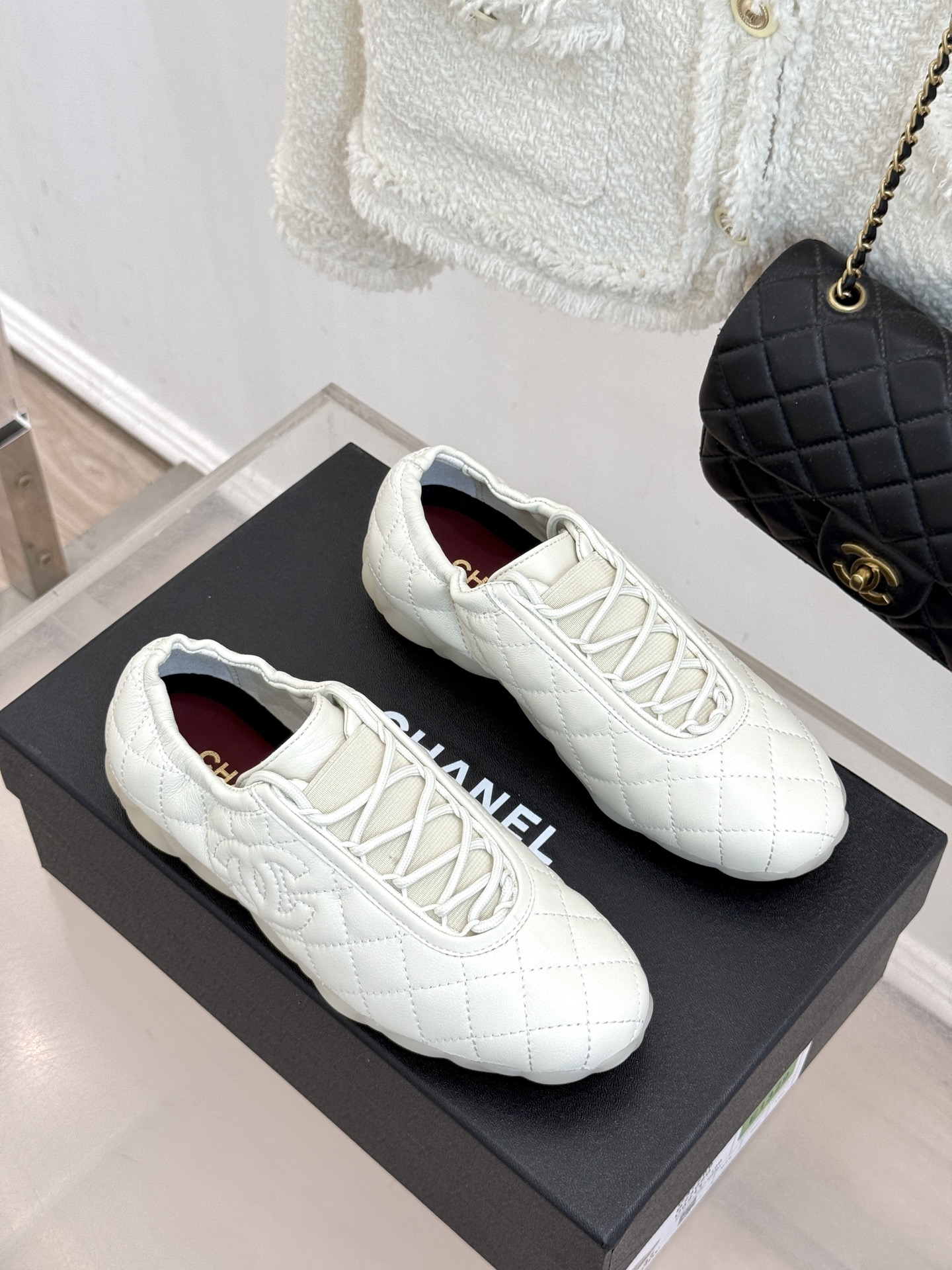 CHANE*|小香26B新品双C 菱格休闲德训鞋运动鞋 菱格质感超显高级 鞋侧双C精致又吸睛 复古版型超好搭 上脚软乎乎 CHANE*|小香26B新品双C 菱格休闲德训鞋运动鞋 菱格质感超显高级 鞋侧双C精致又吸睛 复古版型超好搭 上脚软乎乎