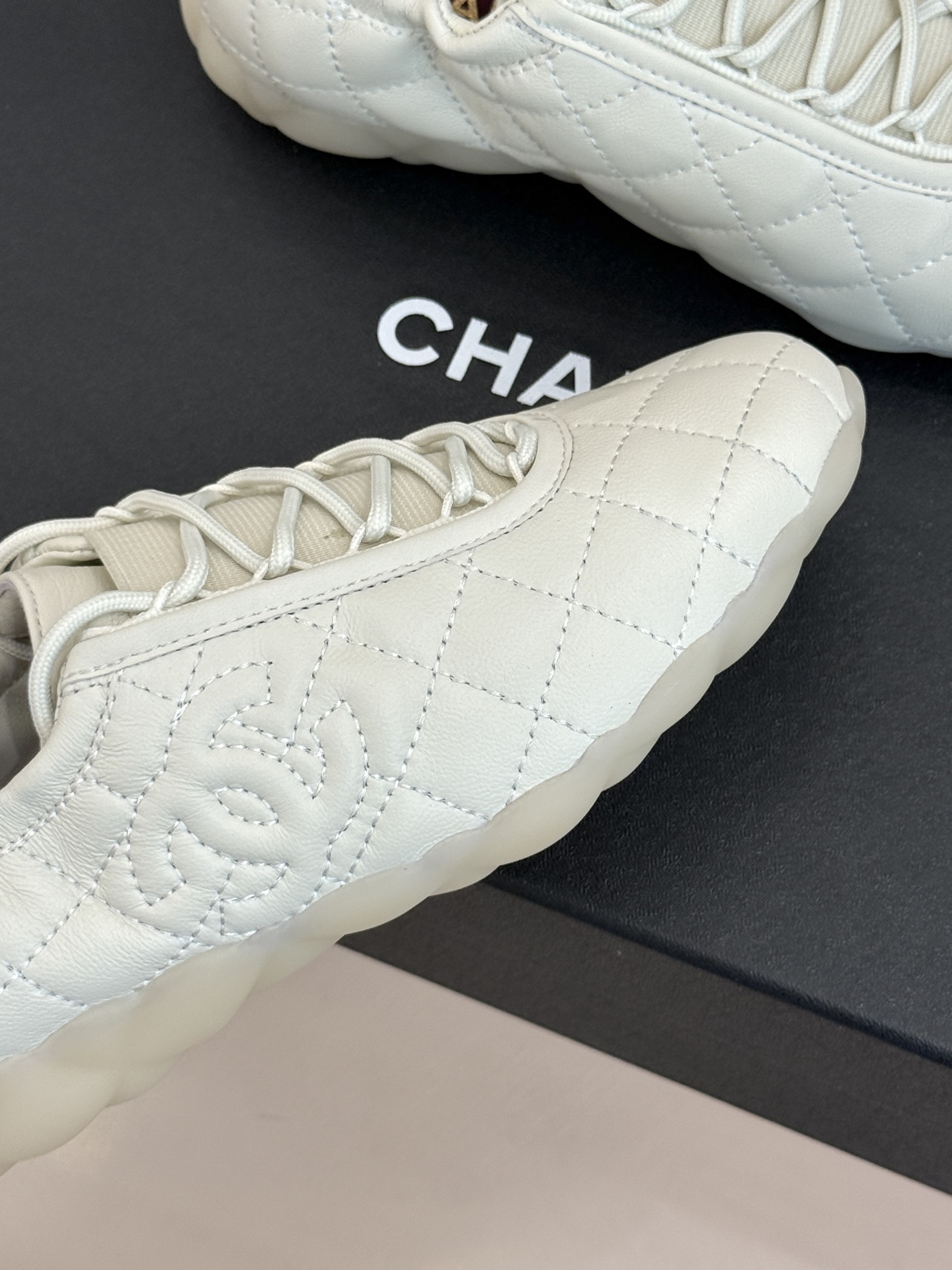 CHANE*|小香26B新品双C 菱格休闲德训鞋运动鞋 菱格质感超显高级 鞋侧双C精致又吸睛 复古版型超好搭 上脚软乎乎 CHANE*|小香26B新品双C 菱格休闲德训鞋运动鞋 菱格质感超显高级 鞋侧双C精致又吸睛 复古版型超好搭 上脚软乎乎
