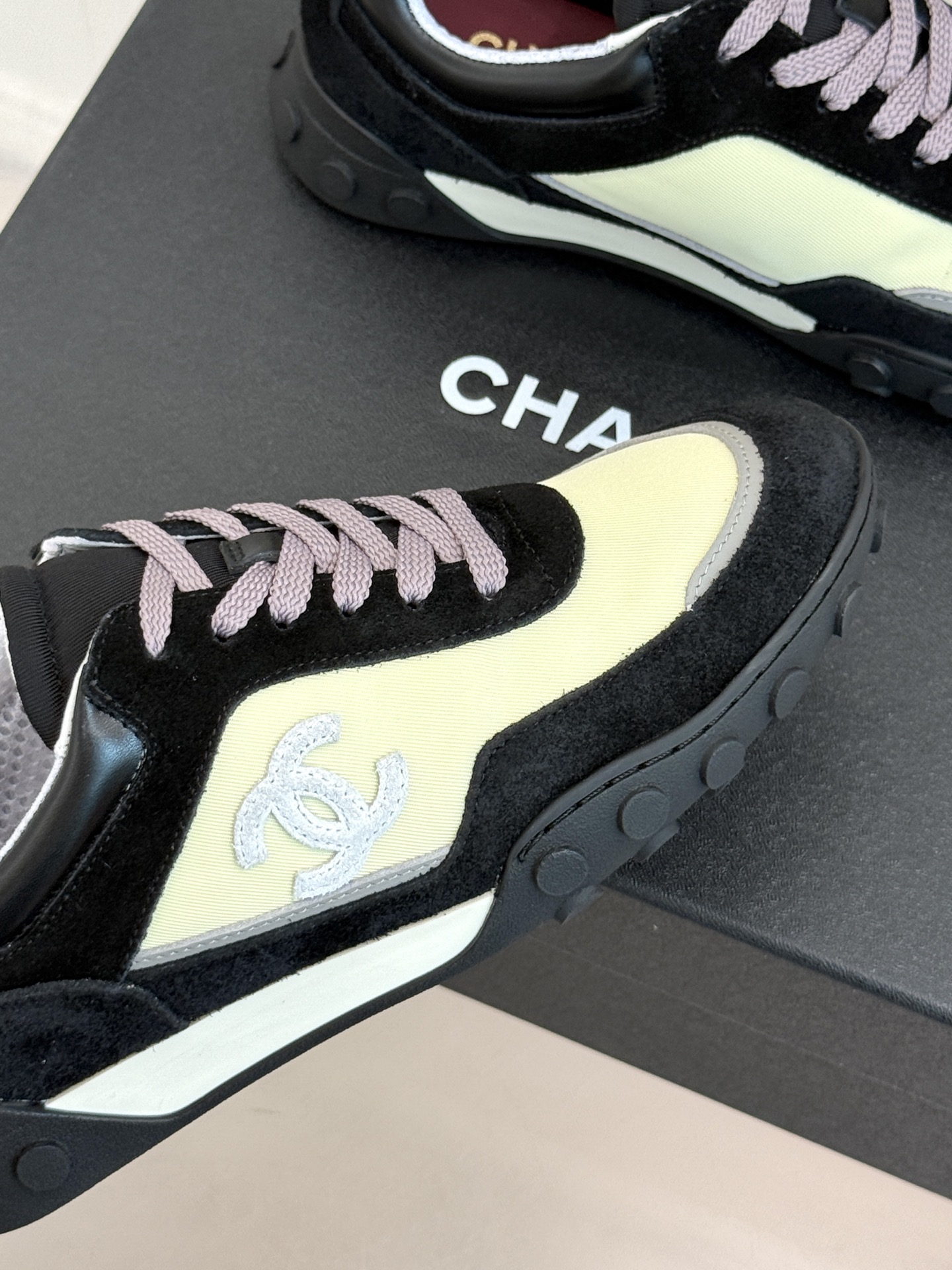 CHANE*|小香26B新品双C休闲 运动鞋 以复古德训鞋型重塑小香经典格调。 甄选绒面小牛皮与细腻织物拼接 经典黑白撞 CHANE*|小香26B新品双C休闲 运动鞋 以复古德训鞋型重塑小香经典格调。 甄选绒面小牛皮与细腻织物拼接 经典黑白撞