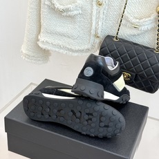 CHANE*|小香26B新品双C休闲 运动鞋 以复古德训鞋型重塑小香经典格调。 甄选绒面小牛皮与细腻织物拼接 经典黑白撞 CHANE*|小香26B新品双C休闲 运动鞋 以复古德训鞋型重塑小香经典格调。 甄选绒面小牛皮与细腻织物拼接 经典黑白撞