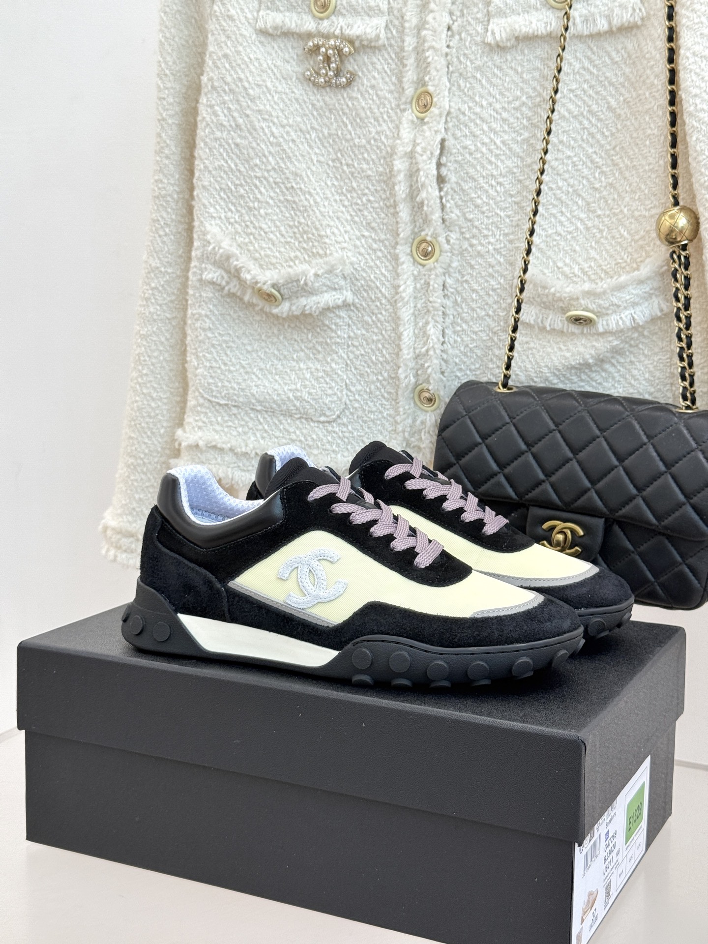 CHANE*｜小香26B新品双C休闲 运动鞋 以复古德训鞋型重塑小香经典格调。 甄选绒面小牛皮与细腻织物拼接 经典黑白撞