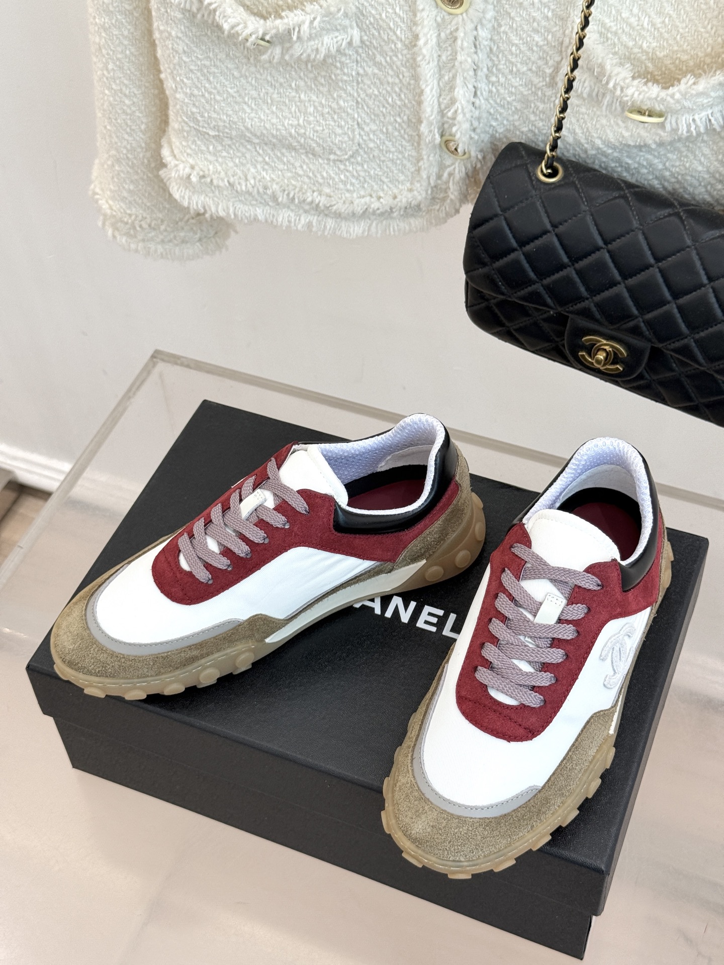 CHANE*|小香26B新品双C休闲 运动鞋 以复古德训鞋型重塑小香经典格调。 甄选绒面小牛皮与细腻织物拼接 经典黑白撞 CHANE*|小香26B新品双C休闲 运动鞋 以复古德训鞋型重塑小香经典格调。 甄选绒面小牛皮与细腻织物拼接 经典黑白撞