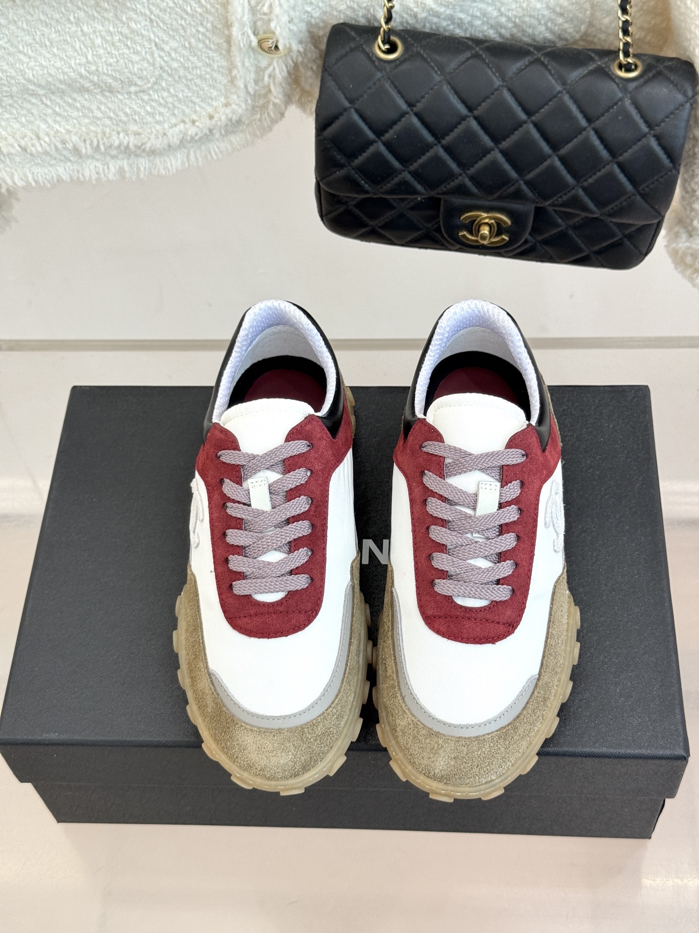 CHANE*|小香26B新品双C休闲 运动鞋 以复古德训鞋型重塑小香经典格调。 甄选绒面小牛皮与细腻织物拼接 经典黑白撞 CHANE*|小香26B新品双C休闲 运动鞋 以复古德训鞋型重塑小香经典格调。 甄选绒面小牛皮与细腻织物拼接 经典黑白撞