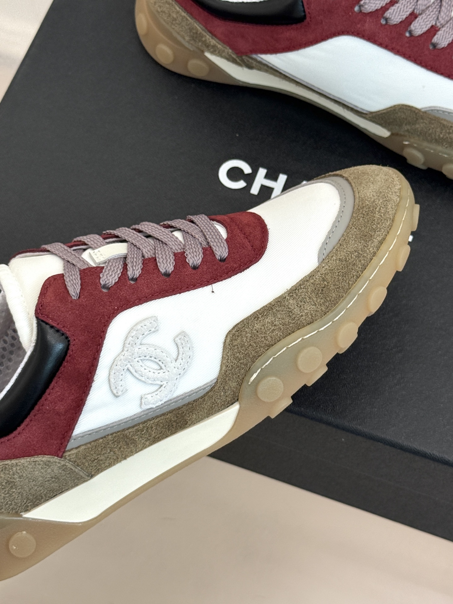 CHANE*|小香26B新品双C休闲 运动鞋 以复古德训鞋型重塑小香经典格调。 甄选绒面小牛皮与细腻织物拼接 经典黑白撞 CHANE*|小香26B新品双C休闲 运动鞋 以复古德训鞋型重塑小香经典格调。 甄选绒面小牛皮与细腻织物拼接 经典黑白撞