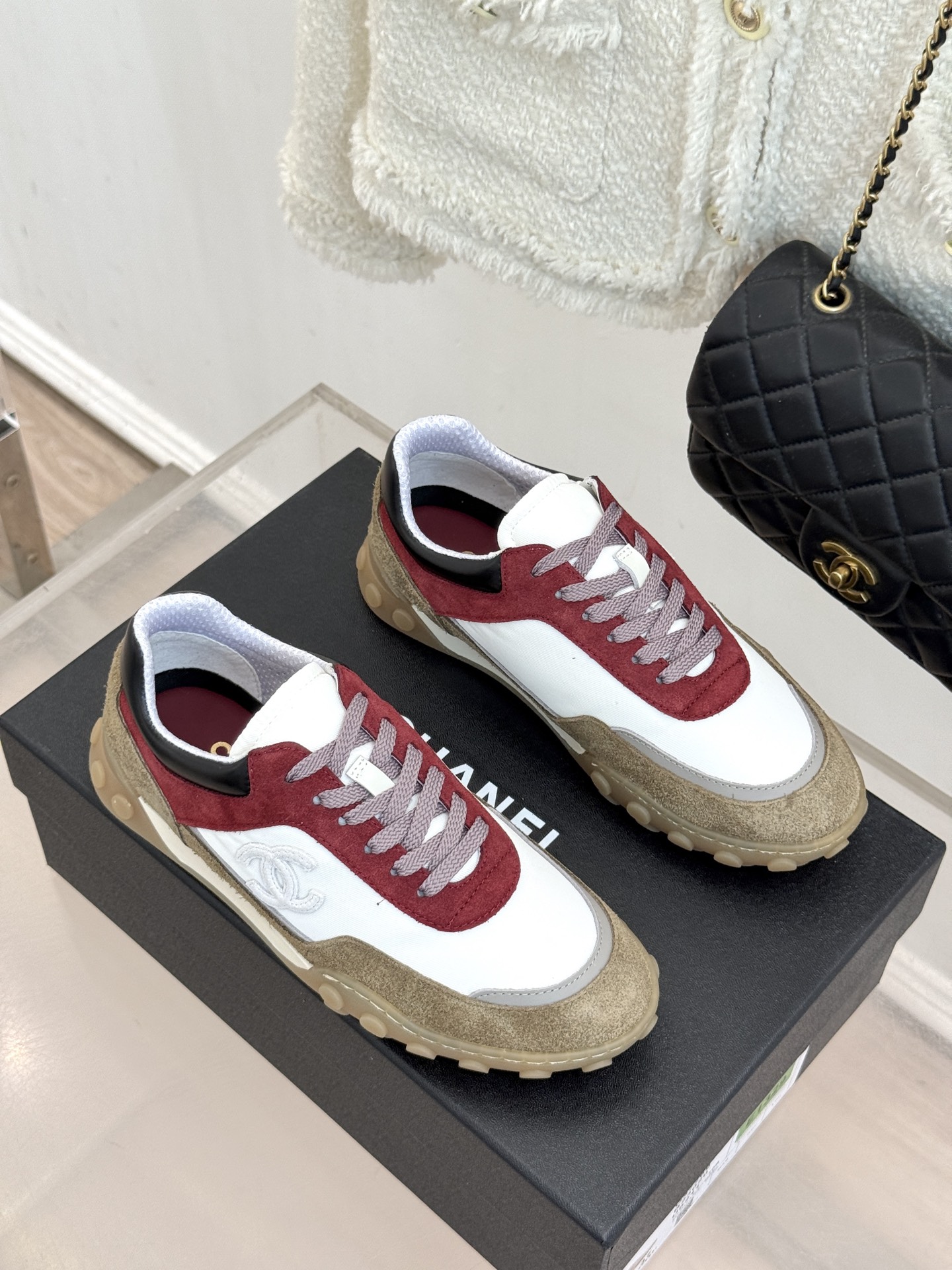 CHANE*|小香26B新品双C休闲 运动鞋 以复古德训鞋型重塑小香经典格调。 甄选绒面小牛皮与细腻织物拼接 经典黑白撞 CHANE*|小香26B新品双C休闲 运动鞋 以复古德训鞋型重塑小香经典格调。 甄选绒面小牛皮与细腻织物拼接 经典黑白撞