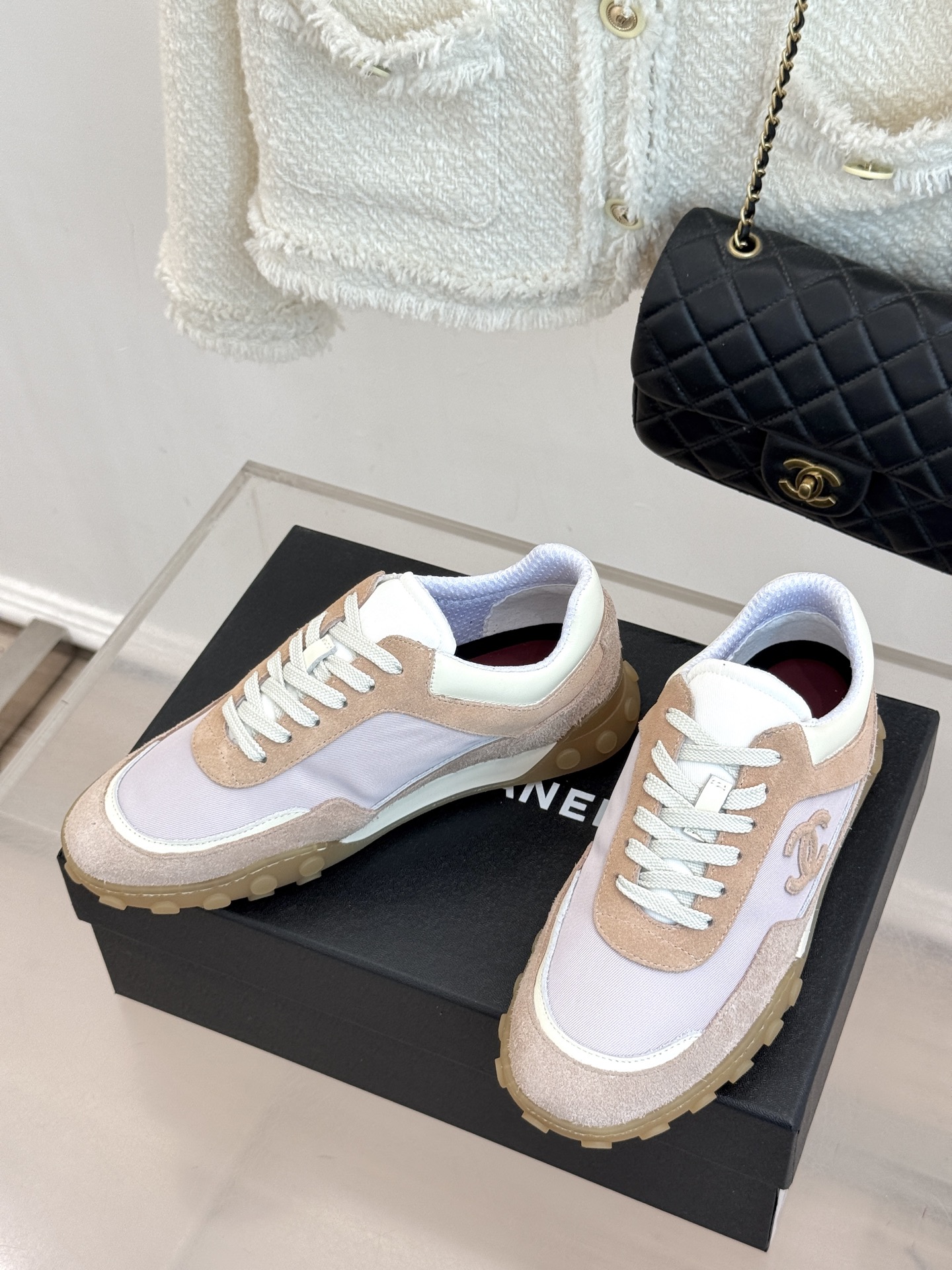 CHANE*|小香26B新品双C休闲 运动鞋 以复古德训鞋型重塑小香经典格调。 甄选绒面小牛皮与细腻织物拼接 经典黑白撞 CHANE*|小香26B新品双C休闲 运动鞋 以复古德训鞋型重塑小香经典格调。 甄选绒面小牛皮与细腻织物拼接 经典黑白撞