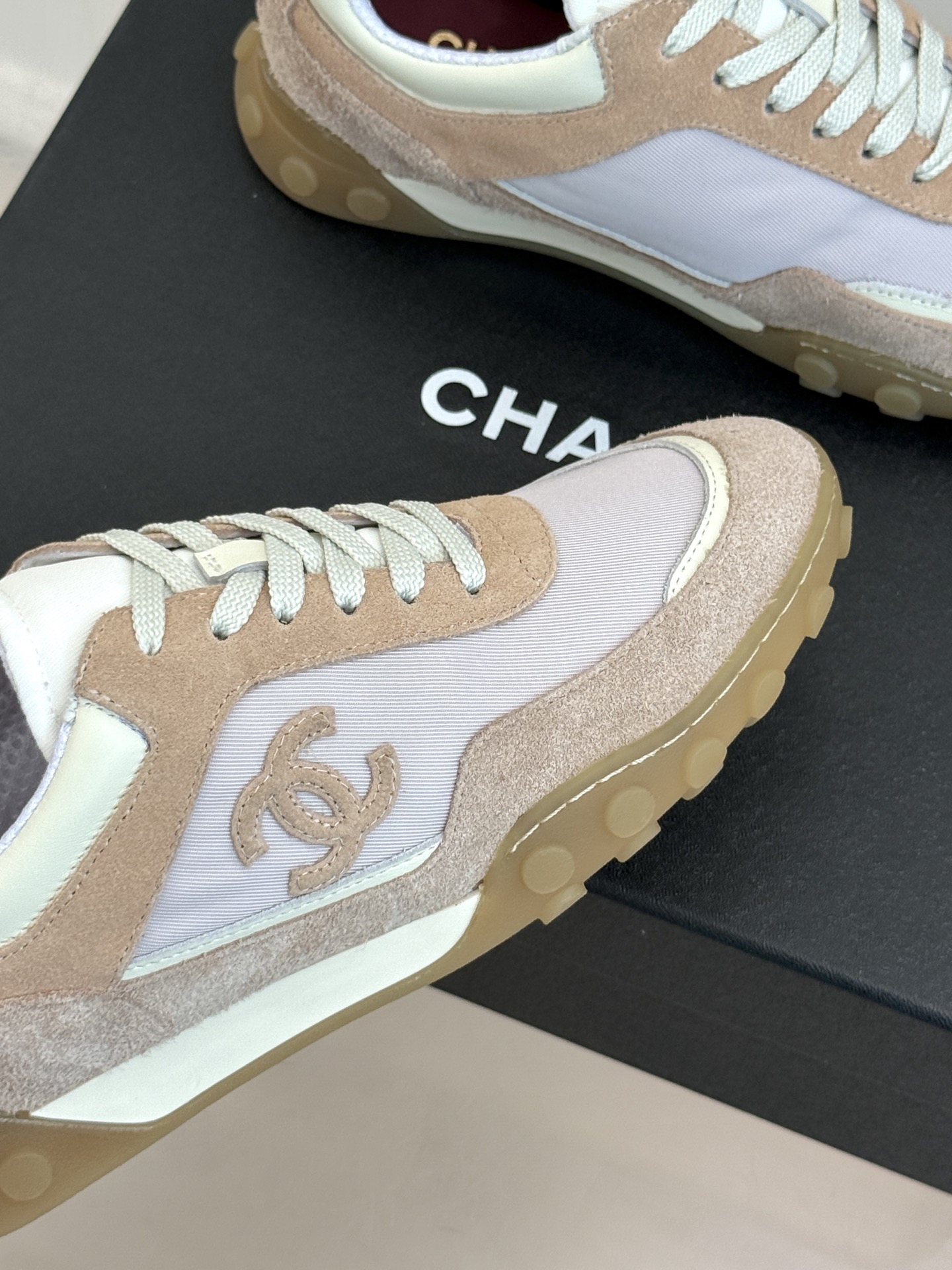 CHANE*|小香26B新品双C休闲 运动鞋 以复古德训鞋型重塑小香经典格调。 甄选绒面小牛皮与细腻织物拼接 经典黑白撞 CHANE*|小香26B新品双C休闲 运动鞋 以复古德训鞋型重塑小香经典格调。 甄选绒面小牛皮与细腻织物拼接 经典黑白撞