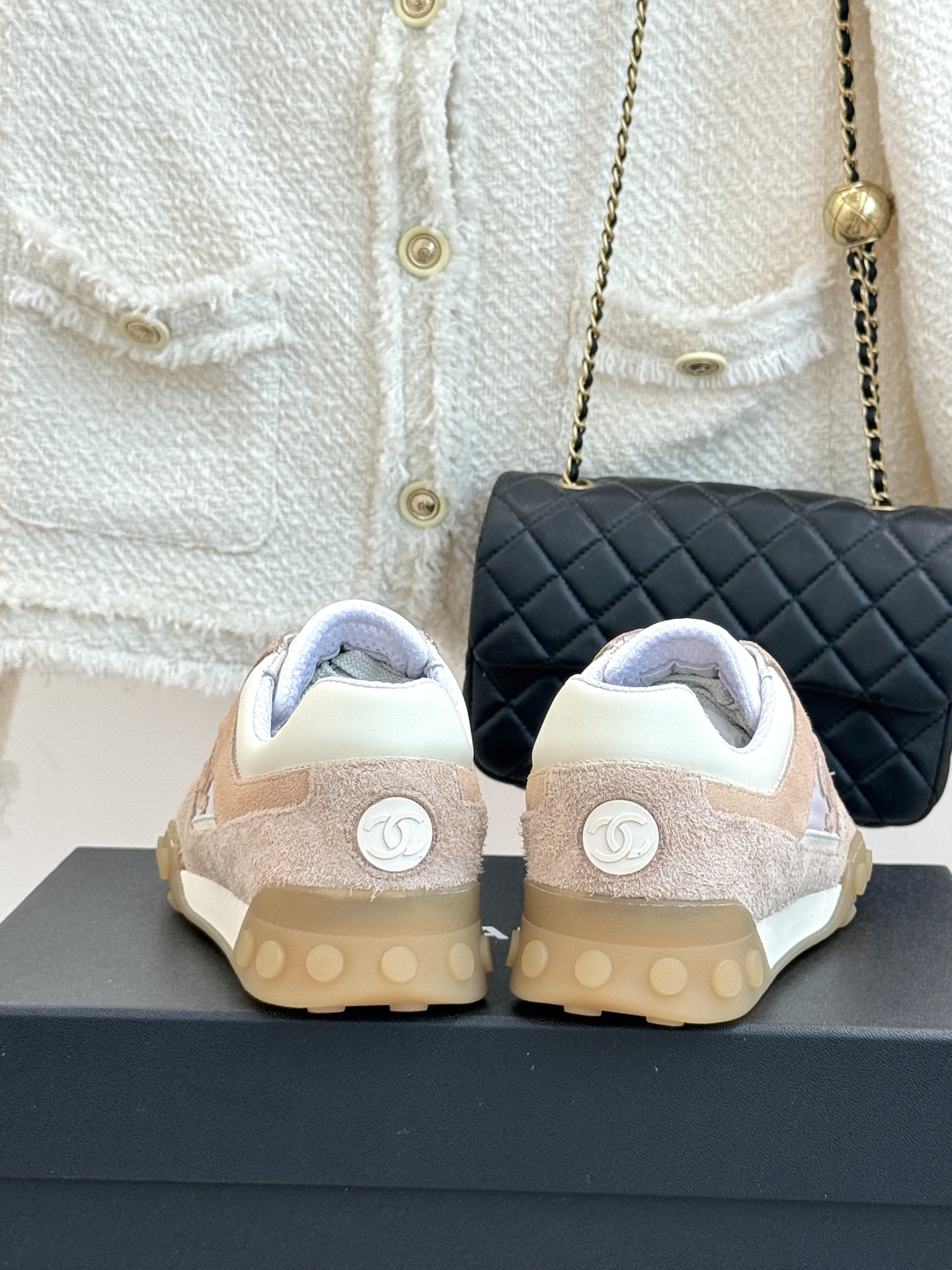 CHANE*|小香26B新品双C休闲 运动鞋 以复古德训鞋型重塑小香经典格调。 甄选绒面小牛皮与细腻织物拼接 经典黑白撞 CHANE*|小香26B新品双C休闲 运动鞋 以复古德训鞋型重塑小香经典格调。 甄选绒面小牛皮与细腻织物拼接 经典黑白撞