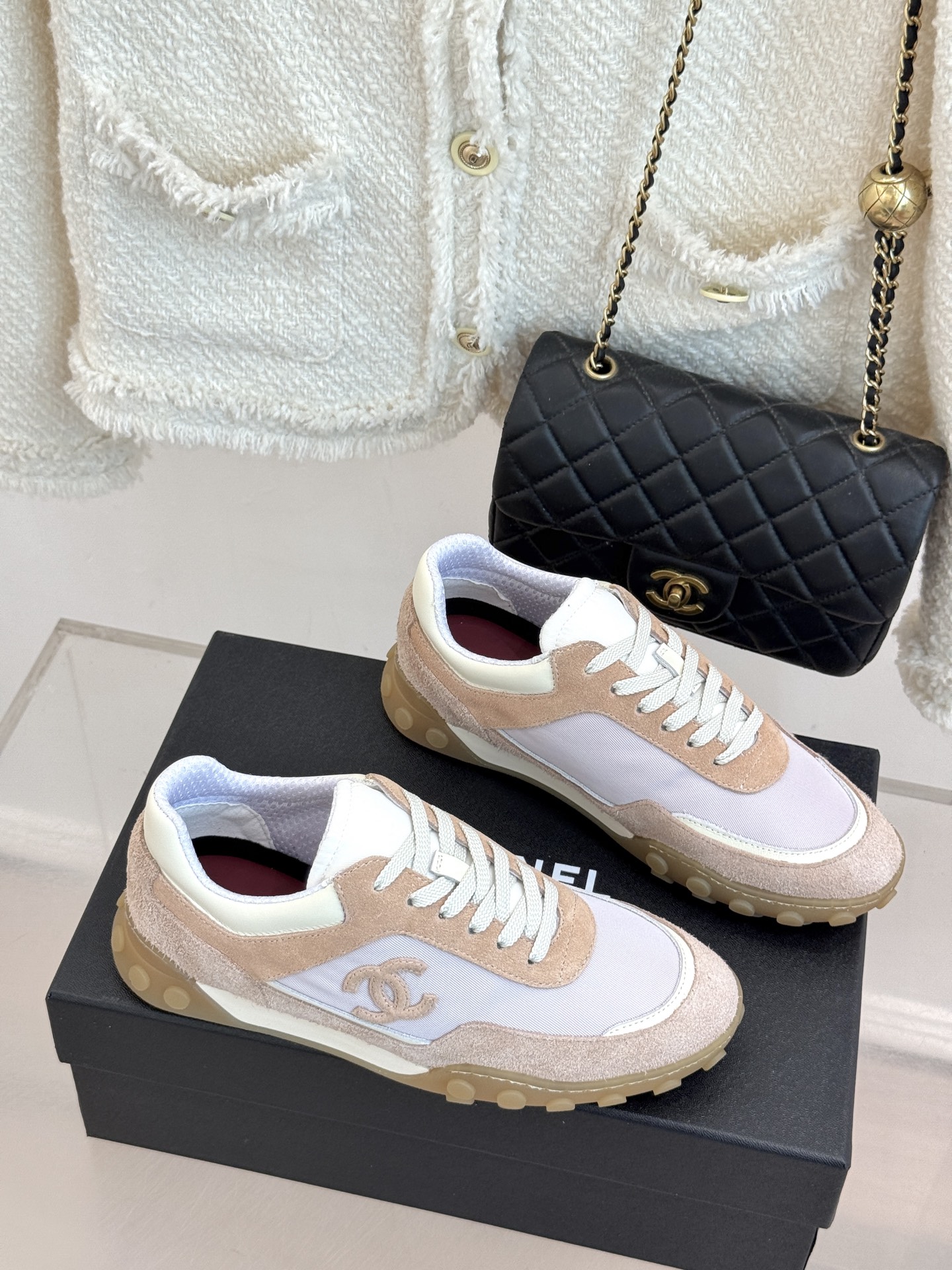 CHANE*|小香26B新品双C休闲 运动鞋 以复古德训鞋型重塑小香经典格调。 甄选绒面小牛皮与细腻织物拼接 经典黑白撞 CHANE*|小香26B新品双C休闲 运动鞋 以复古德训鞋型重塑小香经典格调。 甄选绒面小牛皮与细腻织物拼接 经典黑白撞
