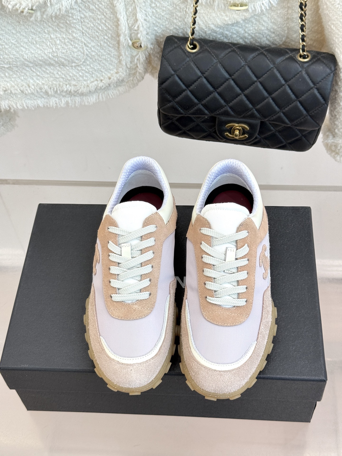 CHANE*|小香26B新品双C休闲 运动鞋 以复古德训鞋型重塑小香经典格调。 甄选绒面小牛皮与细腻织物拼接 经典黑白撞 CHANE*|小香26B新品双C休闲 运动鞋 以复古德训鞋型重塑小香经典格调。 甄选绒面小牛皮与细腻织物拼接 经典黑白撞