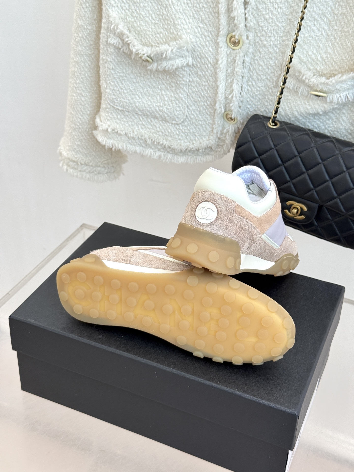 CHANE*|小香26B新品双C休闲 运动鞋 以复古德训鞋型重塑小香经典格调。 甄选绒面小牛皮与细腻织物拼接 经典黑白撞 CHANE*|小香26B新品双C休闲 运动鞋 以复古德训鞋型重塑小香经典格调。 甄选绒面小牛皮与细腻织物拼接 经典黑白撞