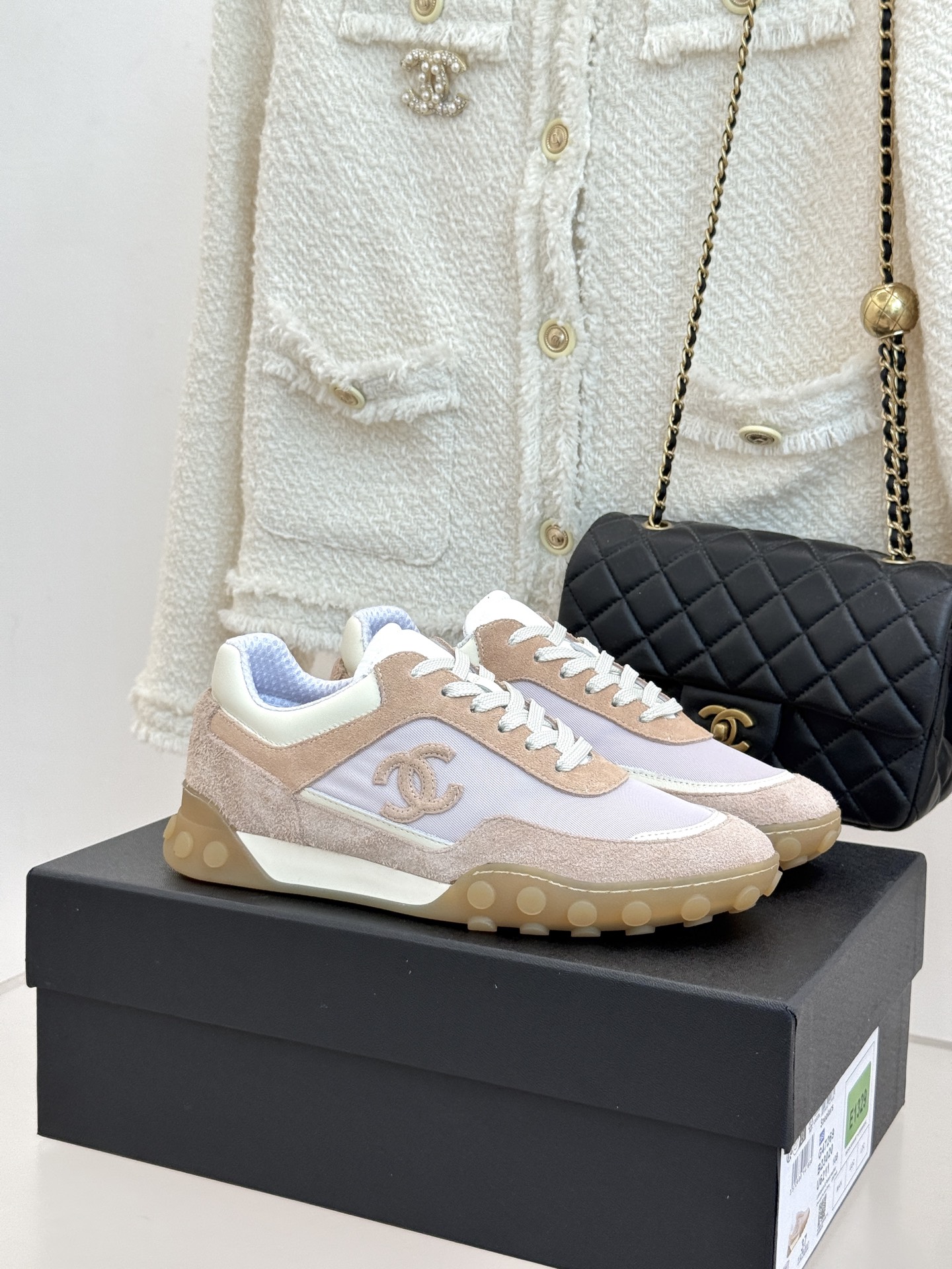 CHANE*｜小香26B新品双C休闲 运动鞋 以复古德训鞋型重塑小香经典格调。 甄选绒面小牛皮与细腻织物拼接 经典黑白撞