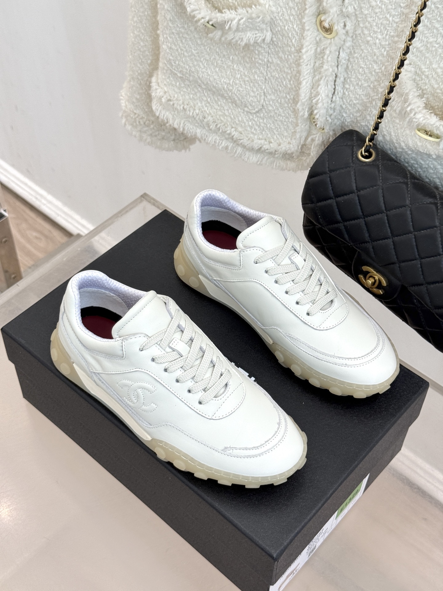 CHANE*|小香26B新品双C休闲 运动鞋 以复古德训鞋型重塑小香经典格调。 甄选绒面小牛皮与细腻织物拼接 经典黑白撞 CHANE*|小香26B新品双C休闲 运动鞋 以复古德训鞋型重塑小香经典格调。 甄选绒面小牛皮与细腻织物拼接 经典黑白撞