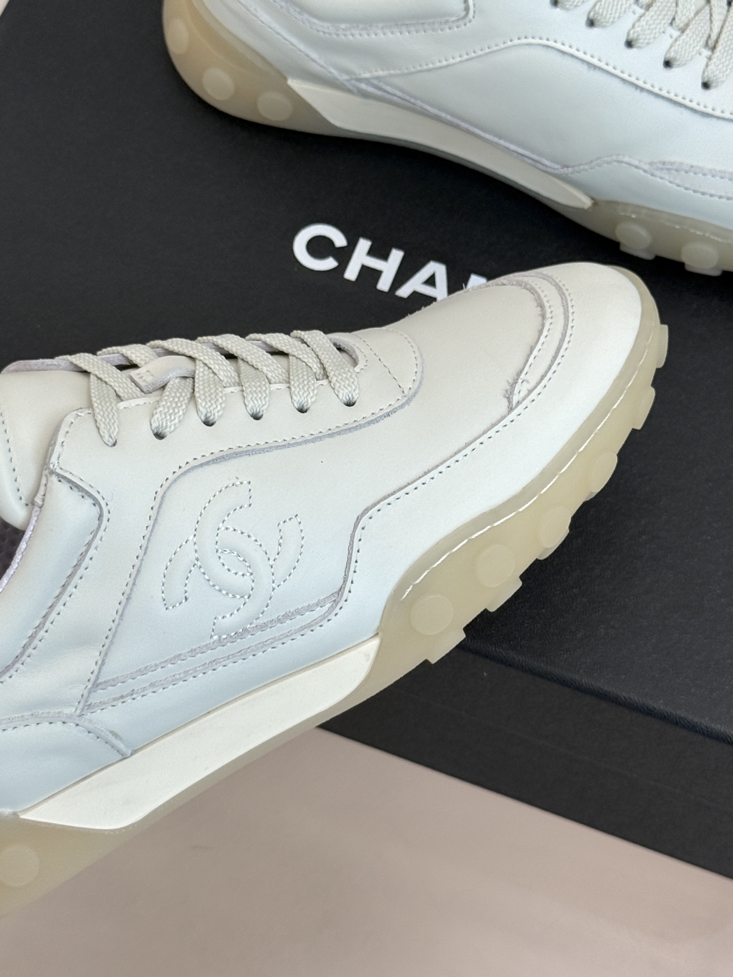 CHANE*|小香26B新品双C休闲 运动鞋 以复古德训鞋型重塑小香经典格调。 甄选绒面小牛皮与细腻织物拼接 经典黑白撞 CHANE*|小香26B新品双C休闲 运动鞋 以复古德训鞋型重塑小香经典格调。 甄选绒面小牛皮与细腻织物拼接 经典黑白撞