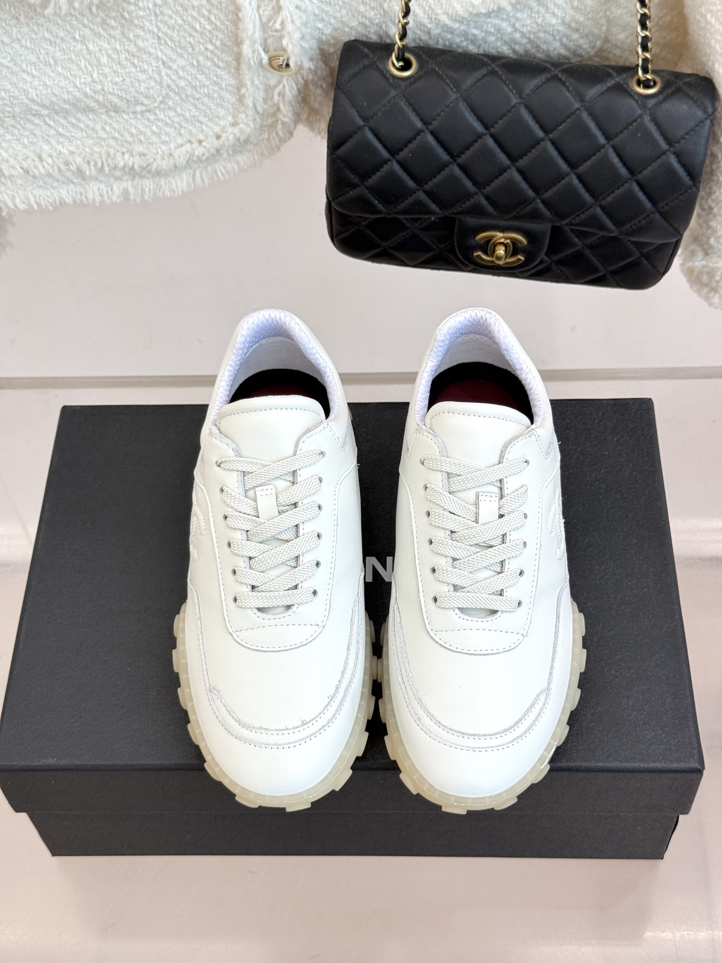 CHANE*|小香26B新品双C休闲 运动鞋 以复古德训鞋型重塑小香经典格调。 甄选绒面小牛皮与细腻织物拼接 经典黑白撞 CHANE*|小香26B新品双C休闲 运动鞋 以复古德训鞋型重塑小香经典格调。 甄选绒面小牛皮与细腻织物拼接 经典黑白撞