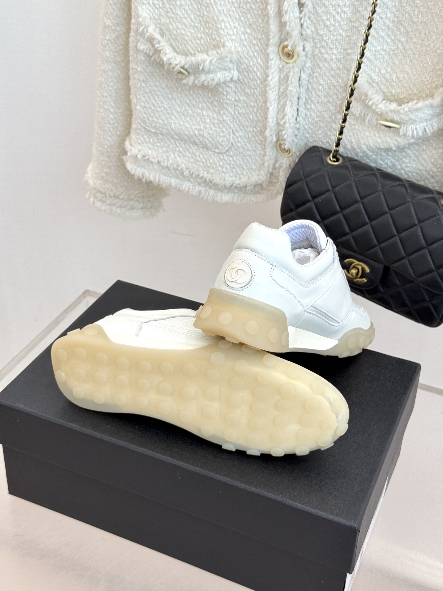 CHANE*|小香26B新品双C休闲 运动鞋 以复古德训鞋型重塑小香经典格调。 甄选绒面小牛皮与细腻织物拼接 经典黑白撞 CHANE*|小香26B新品双C休闲 运动鞋 以复古德训鞋型重塑小香经典格调。 甄选绒面小牛皮与细腻织物拼接 经典黑白撞