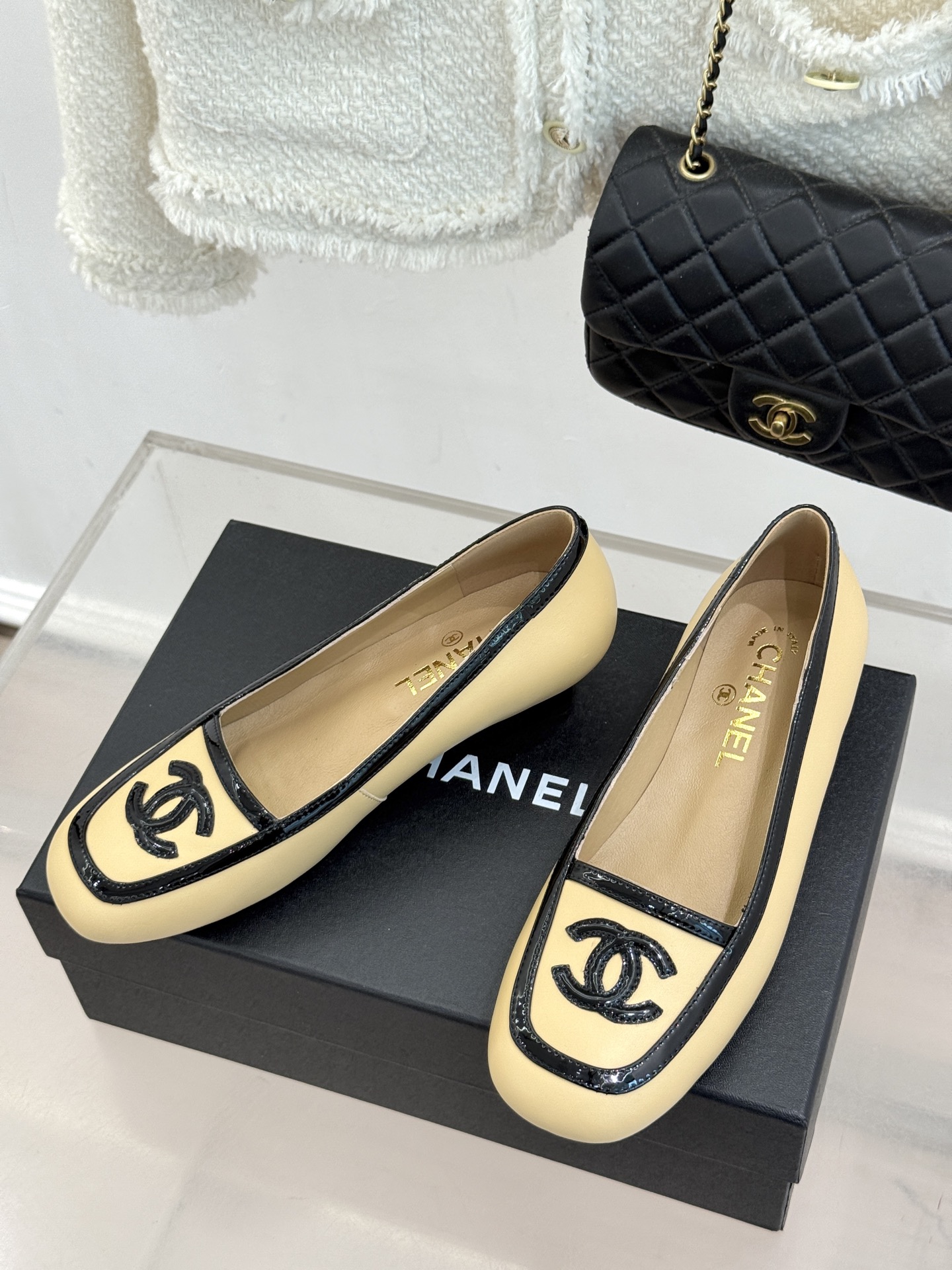 CHANE*|小香26B新品双C 拼色复古方头猫跟单鞋 双C徽标尽显精致质感 复古圆头柔化脚型线条 猫跟稳妥好走不累脚 CHANE*|小香26B新品双C 拼色复古方头猫跟单鞋 双C徽标尽显精致质感 复古圆头柔化脚型线条 猫跟稳妥好走不累脚
