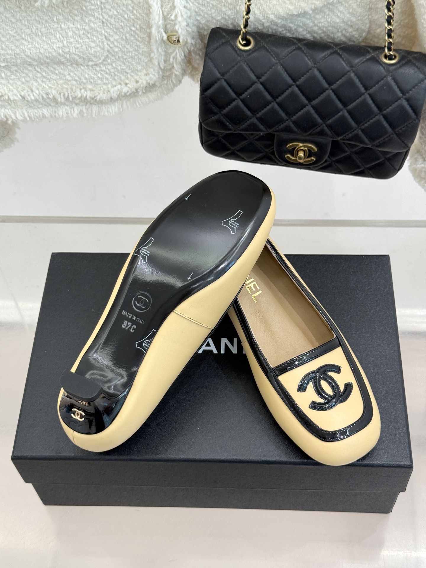 CHANE*|小香26B新品双C 拼色复古方头猫跟单鞋 双C徽标尽显精致质感 复古圆头柔化脚型线条 猫跟稳妥好走不累脚 CHANE*|小香26B新品双C 拼色复古方头猫跟单鞋 双C徽标尽显精致质感 复古圆头柔化脚型线条 猫跟稳妥好走不累脚