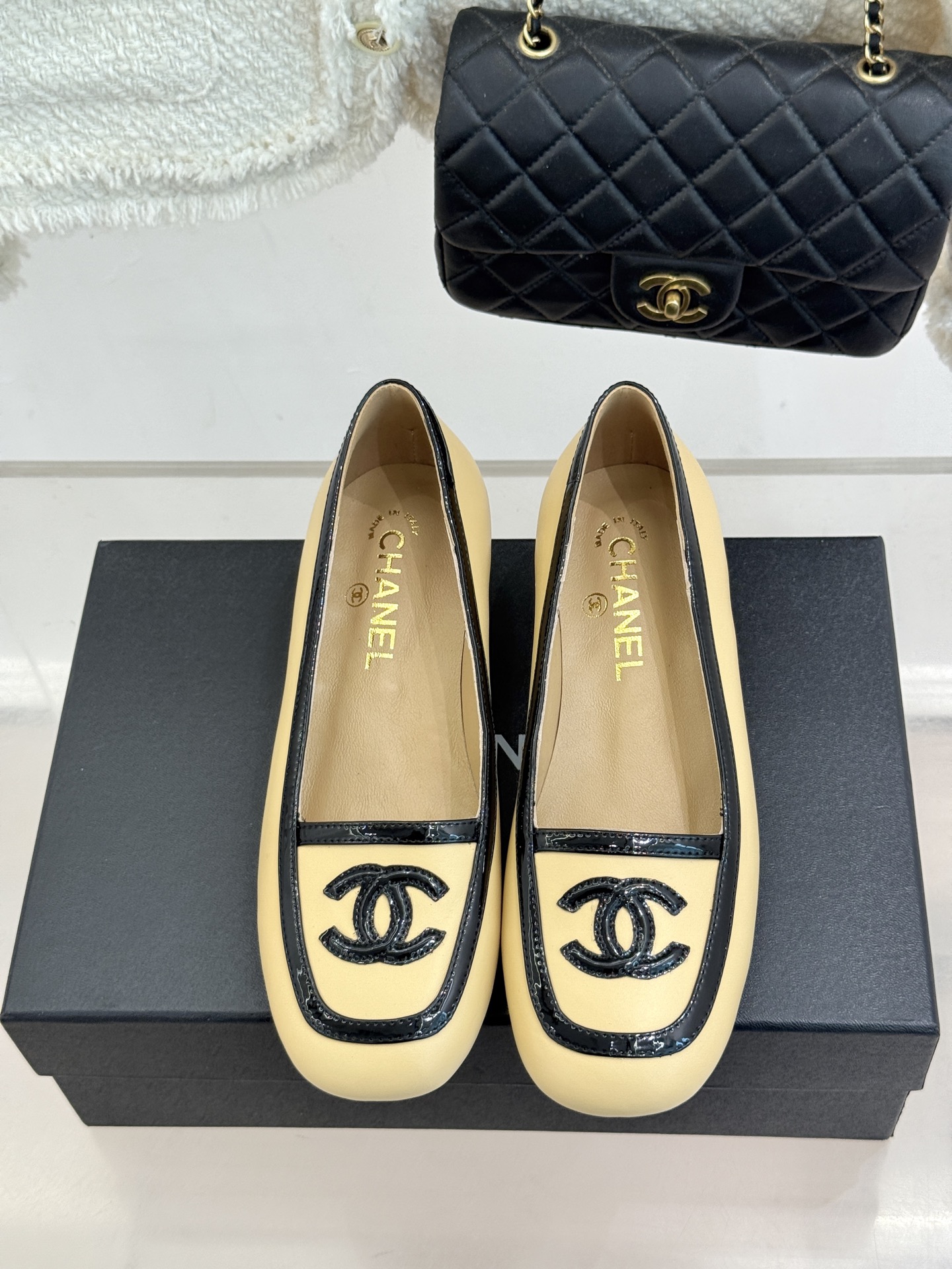 CHANE*|小香26B新品双C 拼色复古方头猫跟单鞋 双C徽标尽显精致质感 复古圆头柔化脚型线条 猫跟稳妥好走不累脚 CHANE*|小香26B新品双C 拼色复古方头猫跟单鞋 双C徽标尽显精致质感 复古圆头柔化脚型线条 猫跟稳妥好走不累脚