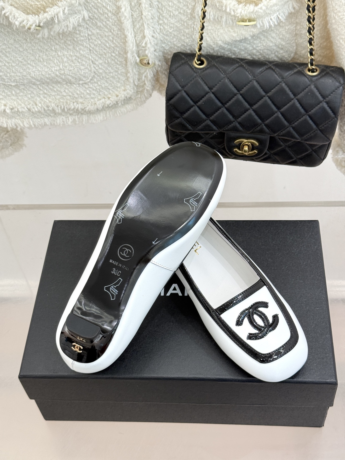 CHANE*|小香26B新品双C 拼色复古方头猫跟单鞋 双C徽标尽显精致质感 复古圆头柔化脚型线条 猫跟稳妥好走不累脚 CHANE*|小香26B新品双C 拼色复古方头猫跟单鞋 双C徽标尽显精致质感 复古圆头柔化脚型线条 猫跟稳妥好走不累脚