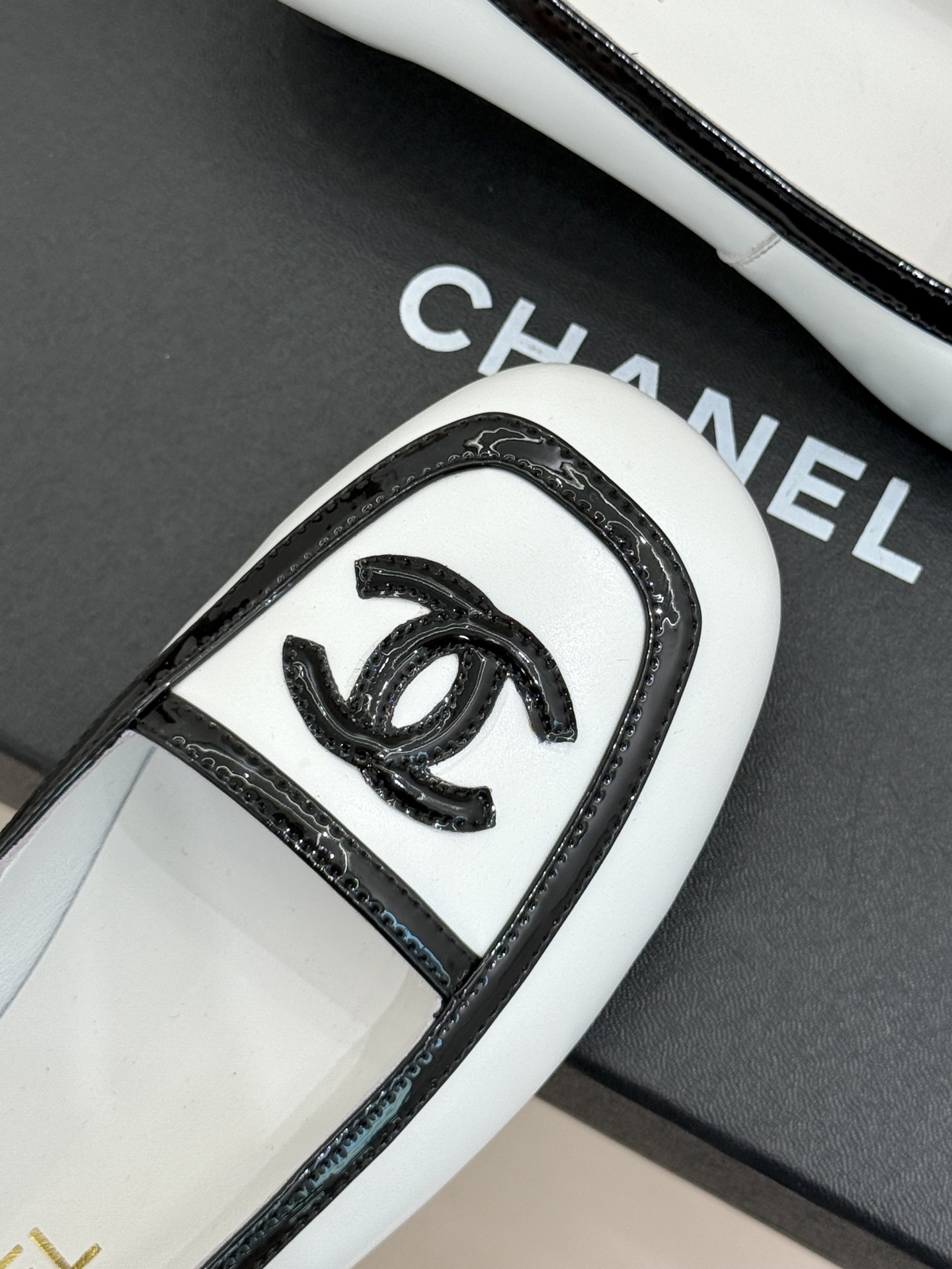 CHANE*|小香26B新品双C 拼色复古方头猫跟单鞋 双C徽标尽显精致质感 复古圆头柔化脚型线条 猫跟稳妥好走不累脚 CHANE*|小香26B新品双C 拼色复古方头猫跟单鞋 双C徽标尽显精致质感 复古圆头柔化脚型线条 猫跟稳妥好走不累脚