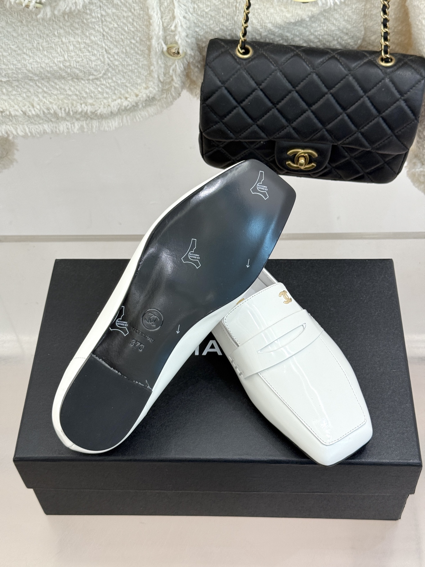 CHANE*|小香26B新品双C 方头亮皮平底凉鞋拖鞋乐福鞋 经典双C缀于鞋身 方头廓形利落显秀气 亮面皮革泛着柔润光泽 CHANE*|小香26B新品双C 方头亮皮平底凉鞋拖鞋乐福鞋 经典双C缀于鞋身 方头廓形利落显秀气 亮面皮革泛着柔润光泽
