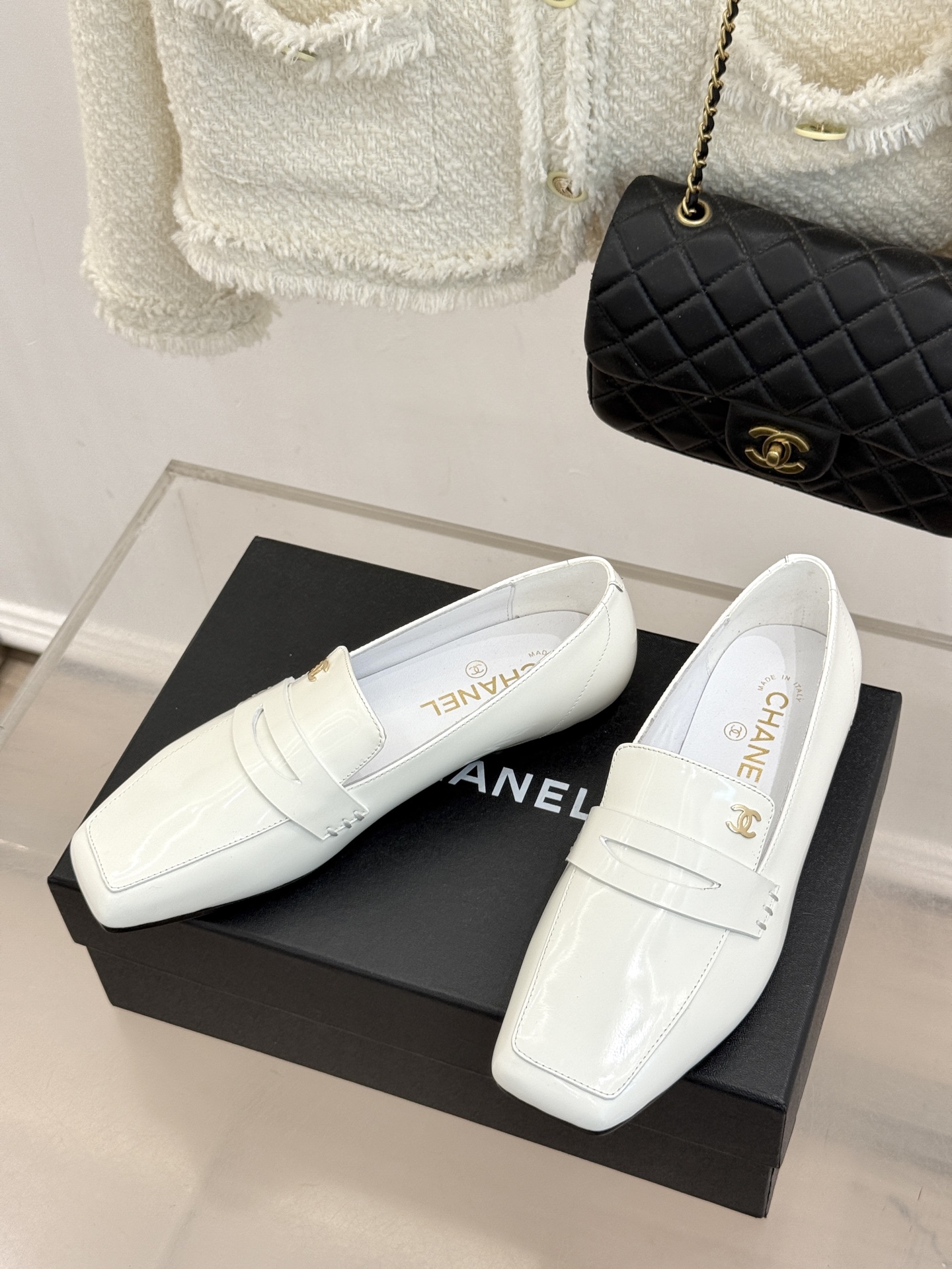 CHANE*|小香26B新品双C 方头亮皮平底凉鞋拖鞋乐福鞋 经典双C缀于鞋身 方头廓形利落显秀气 亮面皮革泛着柔润光泽 CHANE*|小香26B新品双C 方头亮皮平底凉鞋拖鞋乐福鞋 经典双C缀于鞋身 方头廓形利落显秀气 亮面皮革泛着柔润光泽