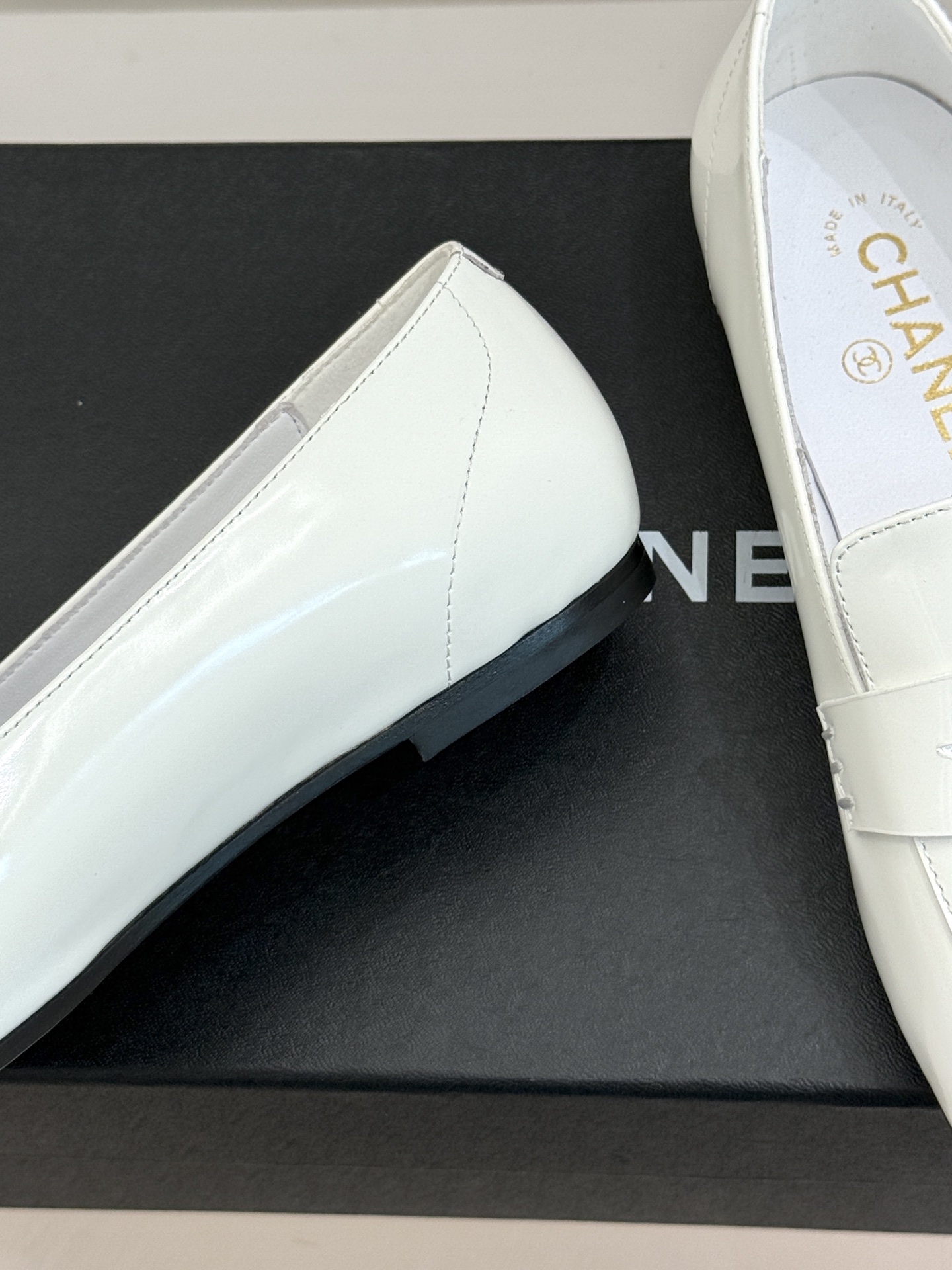 CHANE*|小香26B新品双C 方头亮皮平底凉鞋拖鞋乐福鞋 经典双C缀于鞋身 方头廓形利落显秀气 亮面皮革泛着柔润光泽 CHANE*|小香26B新品双C 方头亮皮平底凉鞋拖鞋乐福鞋 经典双C缀于鞋身 方头廓形利落显秀气 亮面皮革泛着柔润光泽