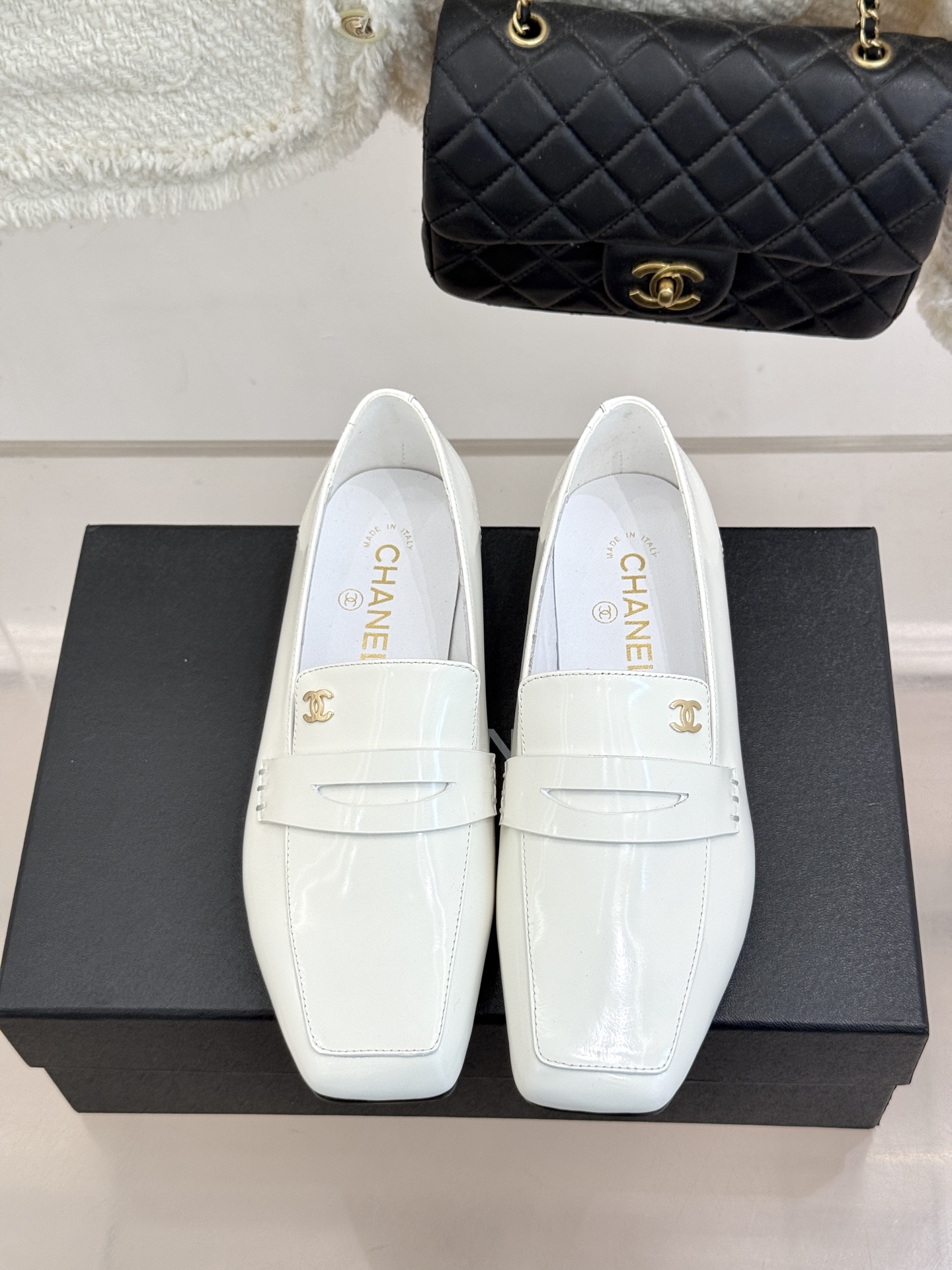CHANE*|小香26B新品双C 方头亮皮平底凉鞋拖鞋乐福鞋 经典双C缀于鞋身 方头廓形利落显秀气 亮面皮革泛着柔润光泽 CHANE*|小香26B新品双C 方头亮皮平底凉鞋拖鞋乐福鞋 经典双C缀于鞋身 方头廓形利落显秀气 亮面皮革泛着柔润光泽