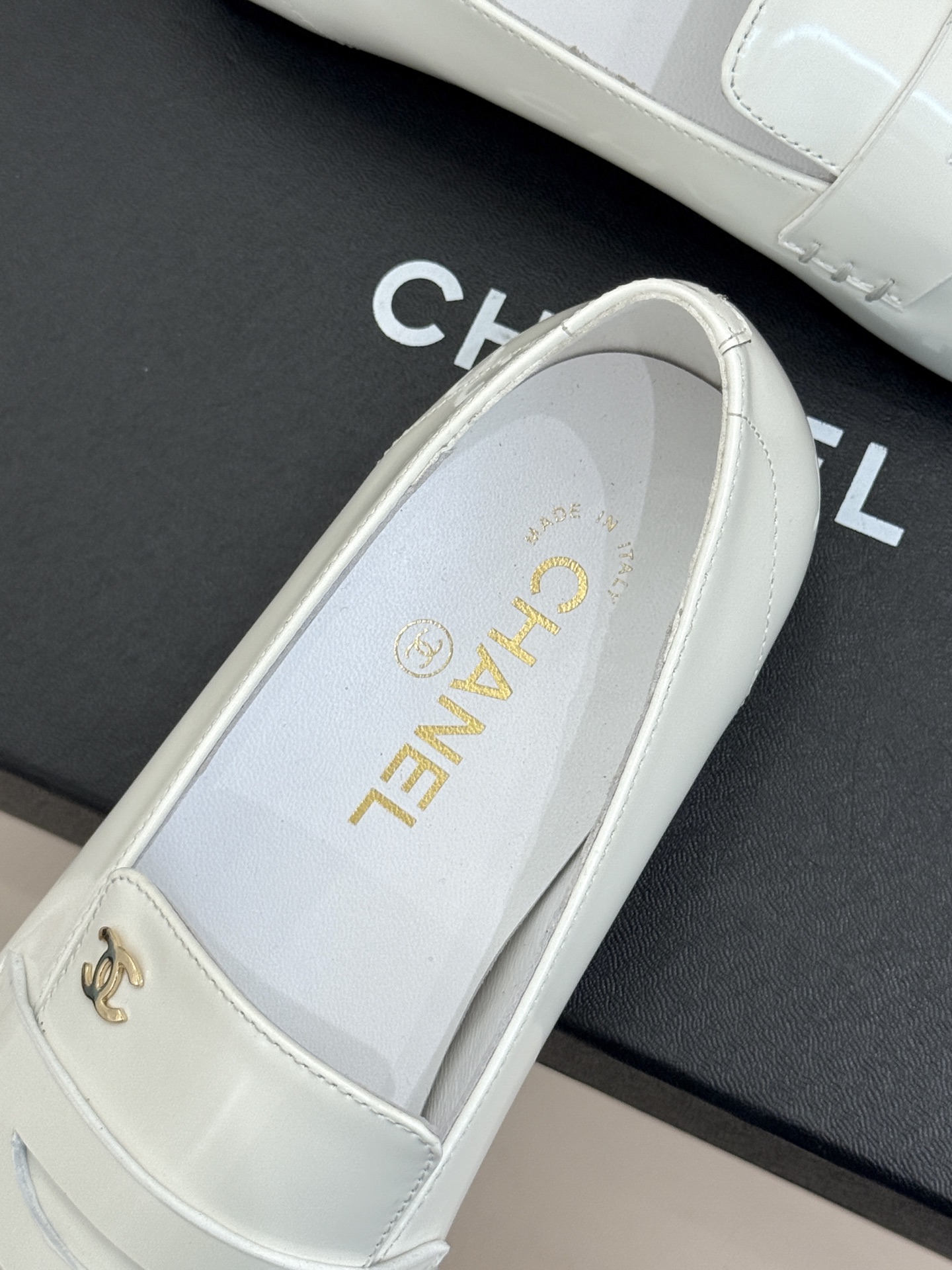 CHANE*|小香26B新品双C 方头亮皮平底凉鞋拖鞋乐福鞋 经典双C缀于鞋身 方头廓形利落显秀气 亮面皮革泛着柔润光泽 CHANE*|小香26B新品双C 方头亮皮平底凉鞋拖鞋乐福鞋 经典双C缀于鞋身 方头廓形利落显秀气 亮面皮革泛着柔润光泽