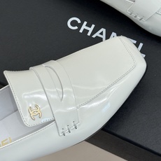 CHANE*|小香26B新品双C 方头亮皮平底凉鞋拖鞋乐福鞋 经典双C缀于鞋身 方头廓形利落显秀气 亮面皮革泛着柔润光泽 CHANE*|小香26B新品双C 方头亮皮平底凉鞋拖鞋乐福鞋 经典双C缀于鞋身 方头廓形利落显秀气 亮面皮革泛着柔润光泽