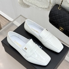 CHANE*|小香26B新品双C 方头亮皮平底凉鞋拖鞋乐福鞋 经典双C缀于鞋身 方头廓形利落显秀气 亮面皮革泛着柔润光泽 CHANE*|小香26B新品双C 方头亮皮平底凉鞋拖鞋乐福鞋 经典双C缀于鞋身 方头廓形利落显秀气 亮面皮革泛着柔润光泽